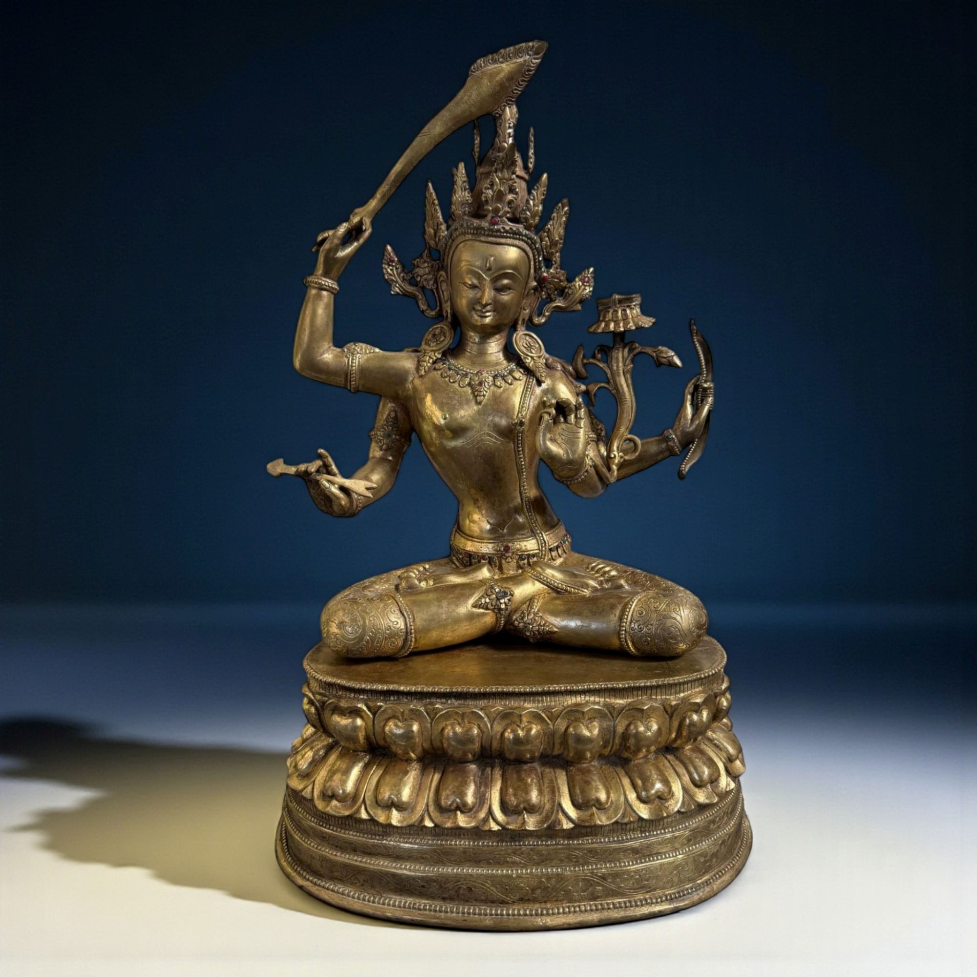 Vergoldete Manjsuhri Statue Bodhisattva mit Rubin & Türkis