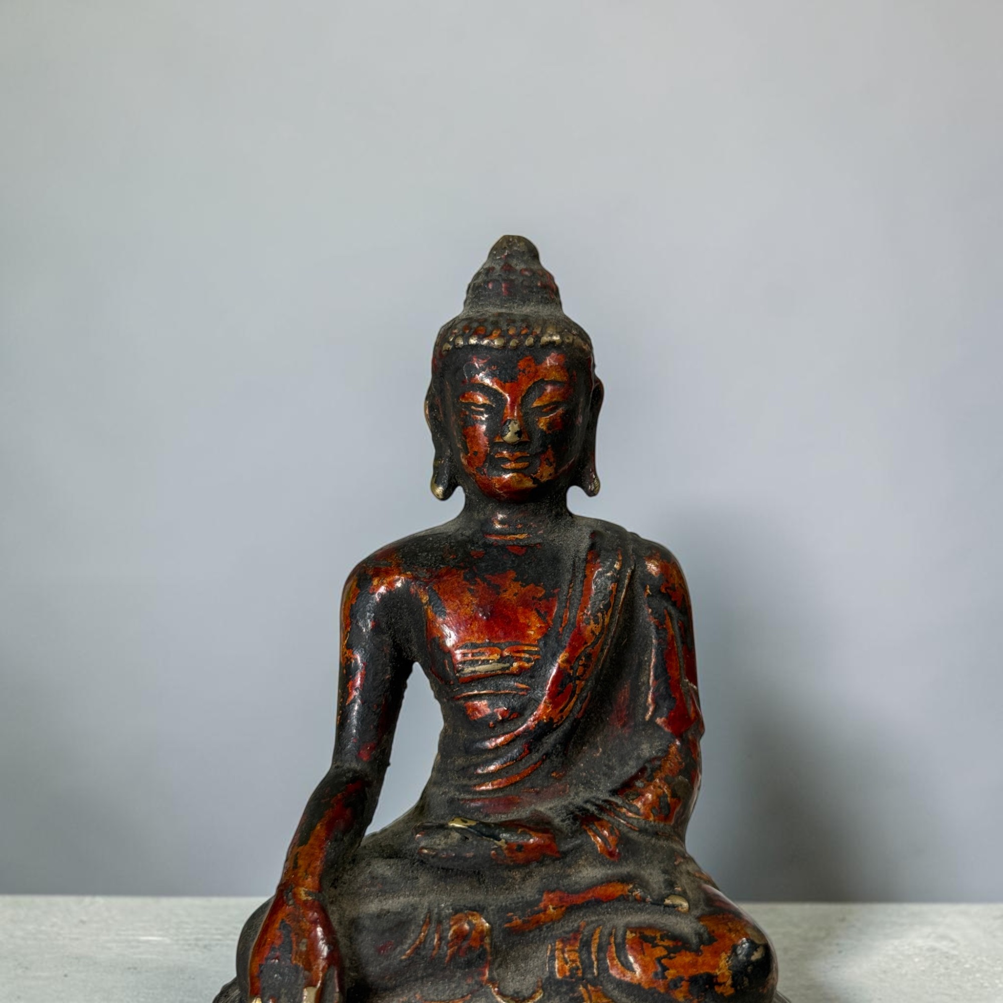 Alter chinesischer Holzschrein Hausaltar mit sitzendem Bronze Buddha