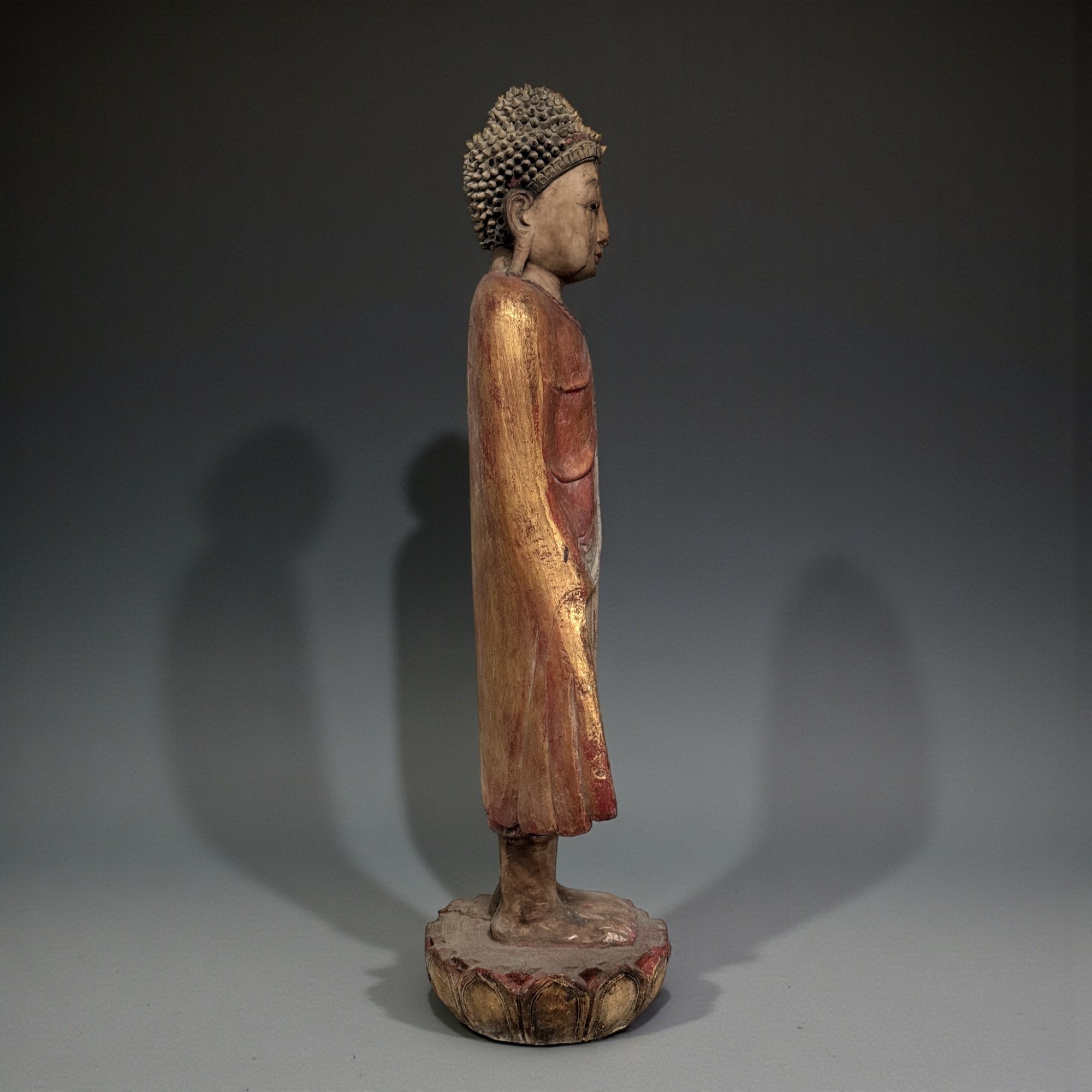 Stehender Buddha aus Burma – Teakholz Skulptur ca. 100 Jahre