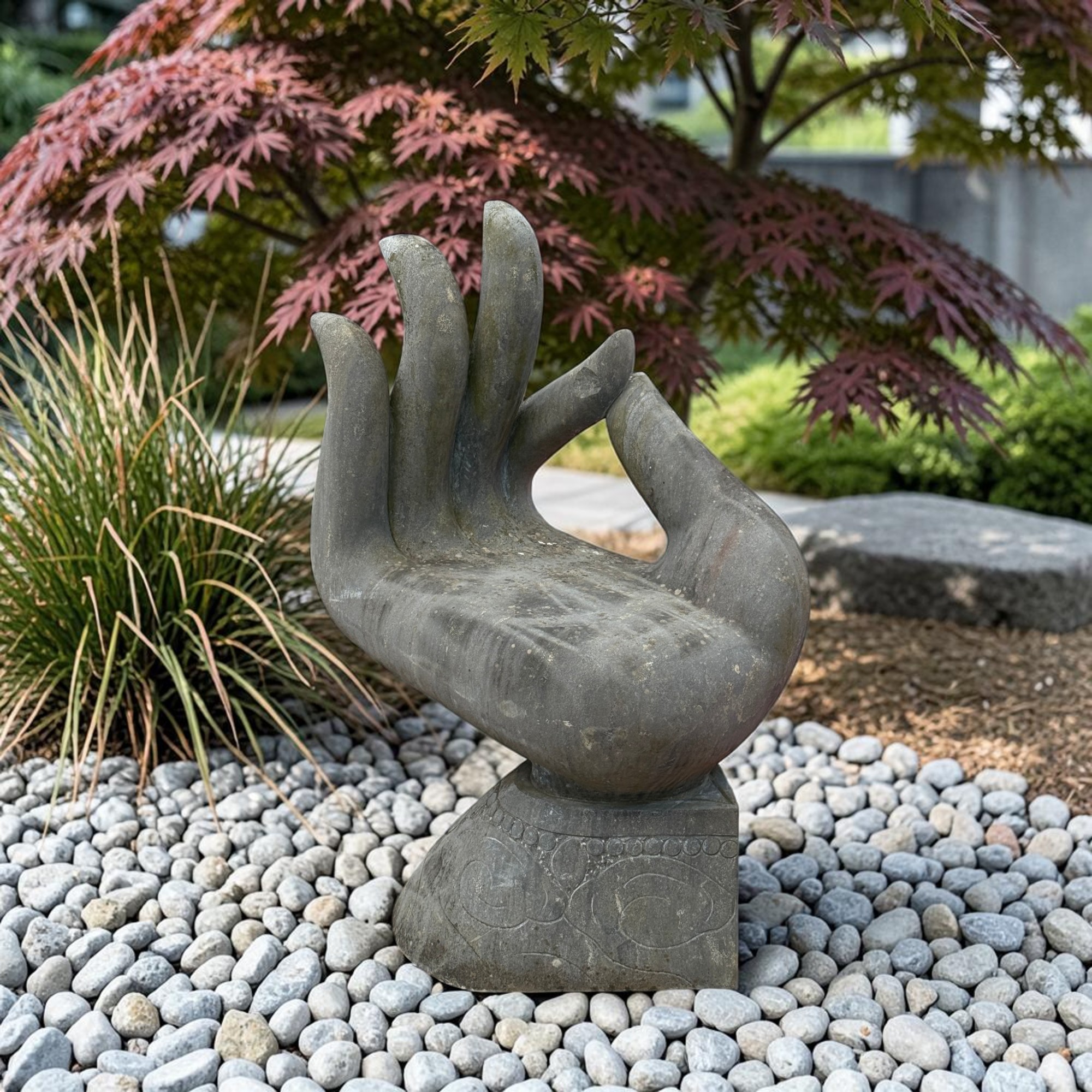 Buddha Hand mit Teaching Mudra aus Naturstein – Einzigartige Garten Sitzgelegenheit
