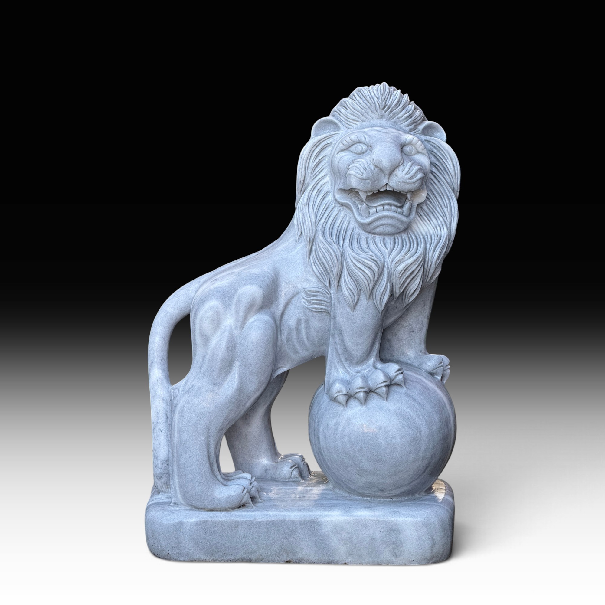 Löwen Statue aus Marmor – Gartenfigur Löwe mit Kugel, frostfest, 100 cm