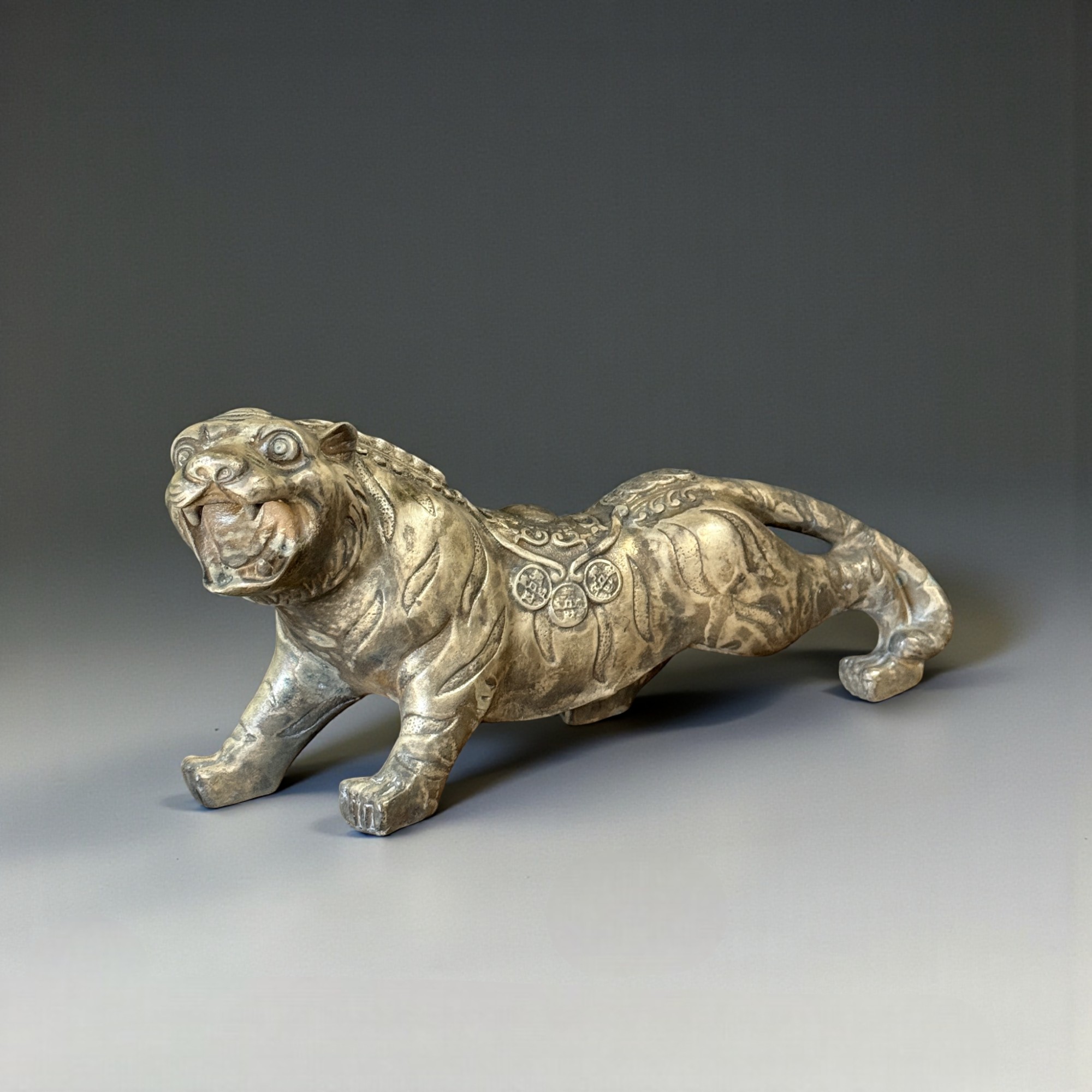 Tiger Bronze Skulptur aus China mit Reichtumsmünzen