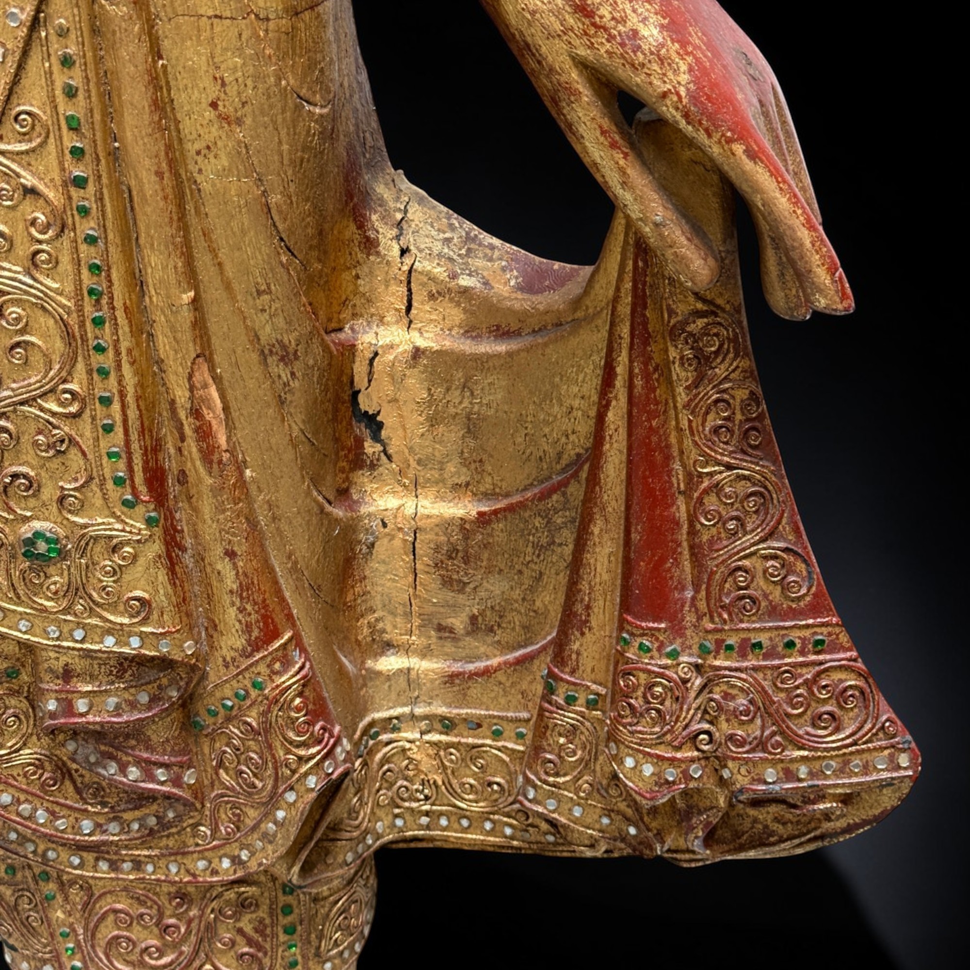 Großer thailändischer Buddha – 140 cm, Holz blattvergoldet, ca. 70-90 J. alt