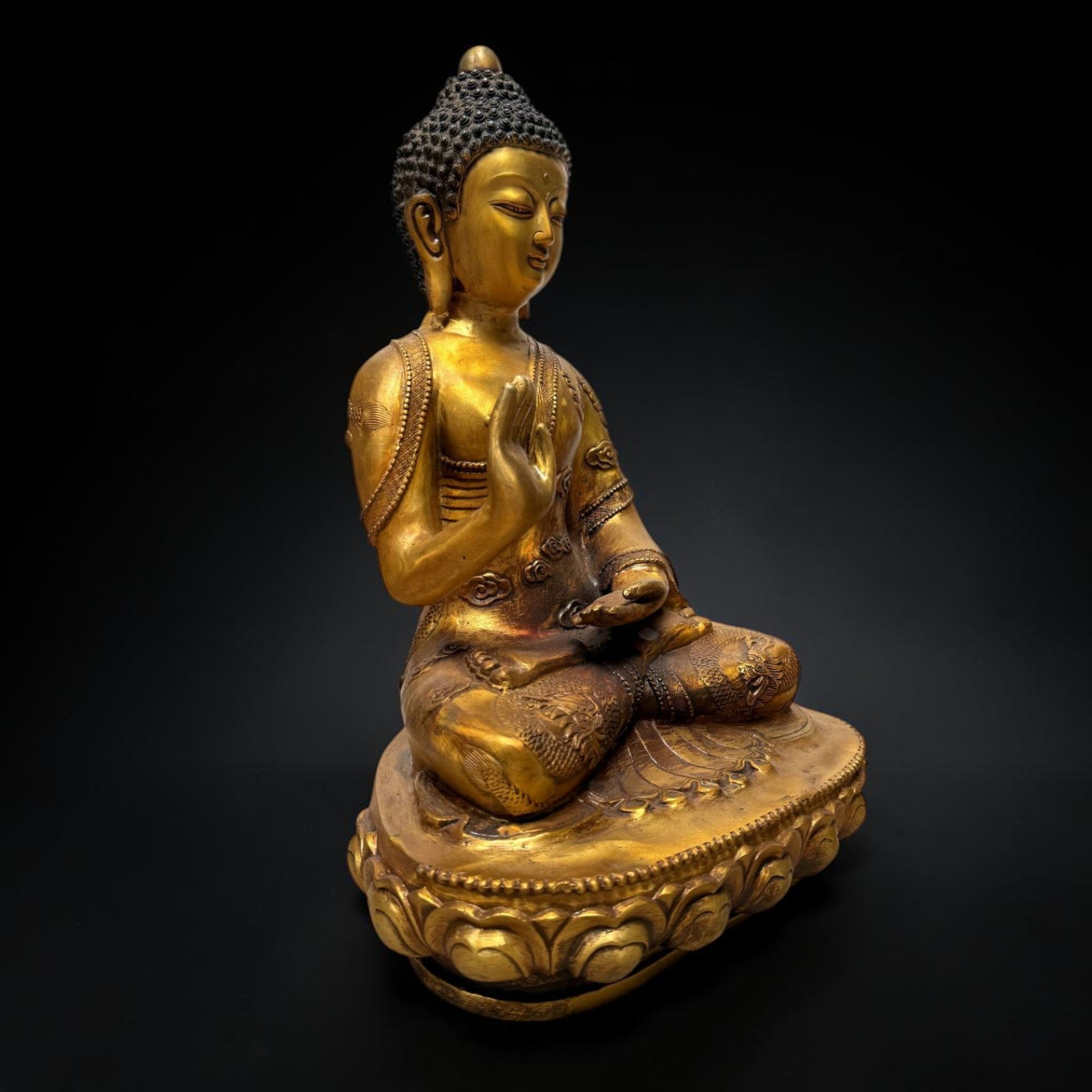 Bronze-Buddha 44 cm – Schutzgeste & Drachen – Sichuan China