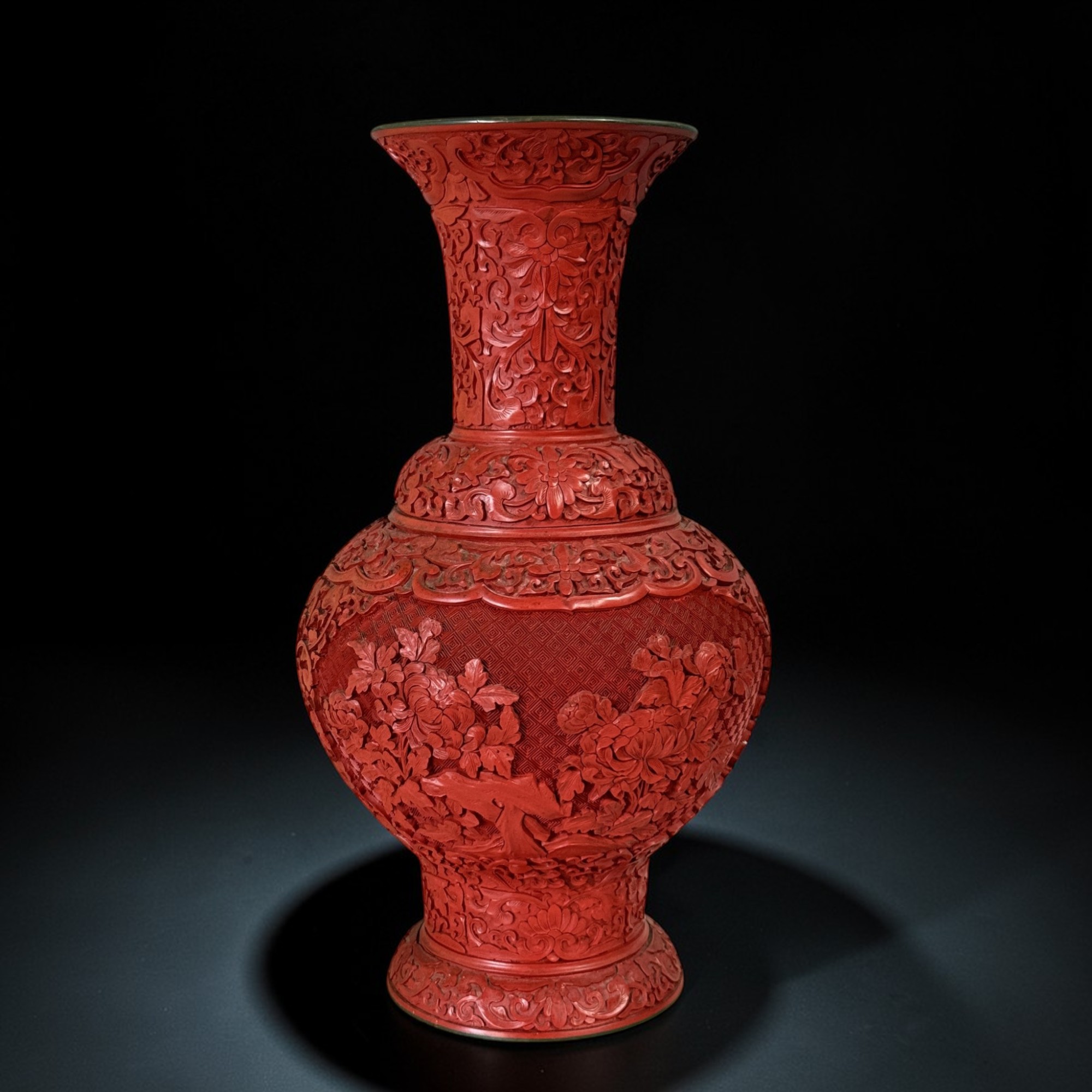 Chinesische Zinnoberlack-Vase – 38 cm, florale Schnitzerei, ca. 1990er Jahre