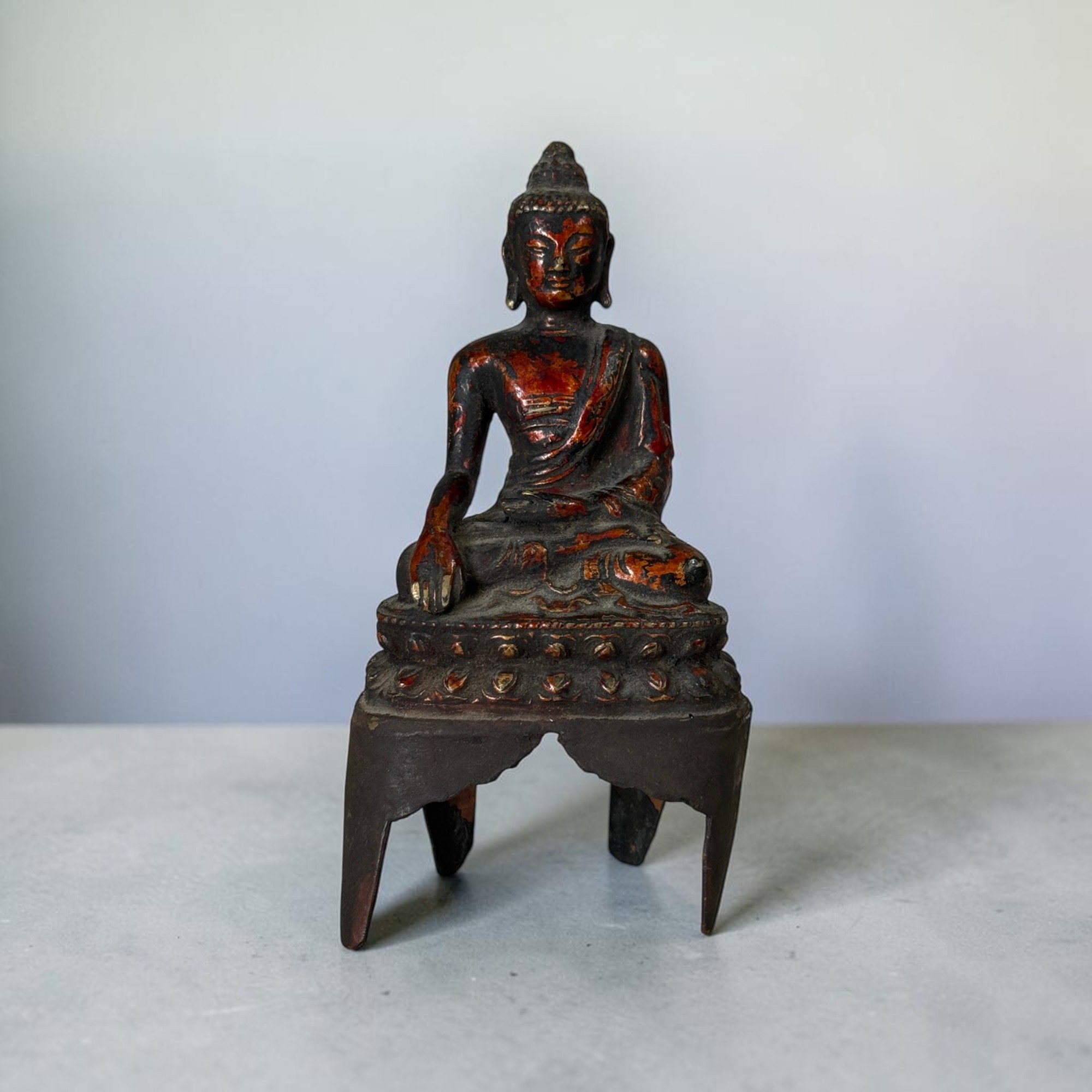 Alter chinesischer Holzschrein Hausaltar mit sitzendem Bronze Buddha