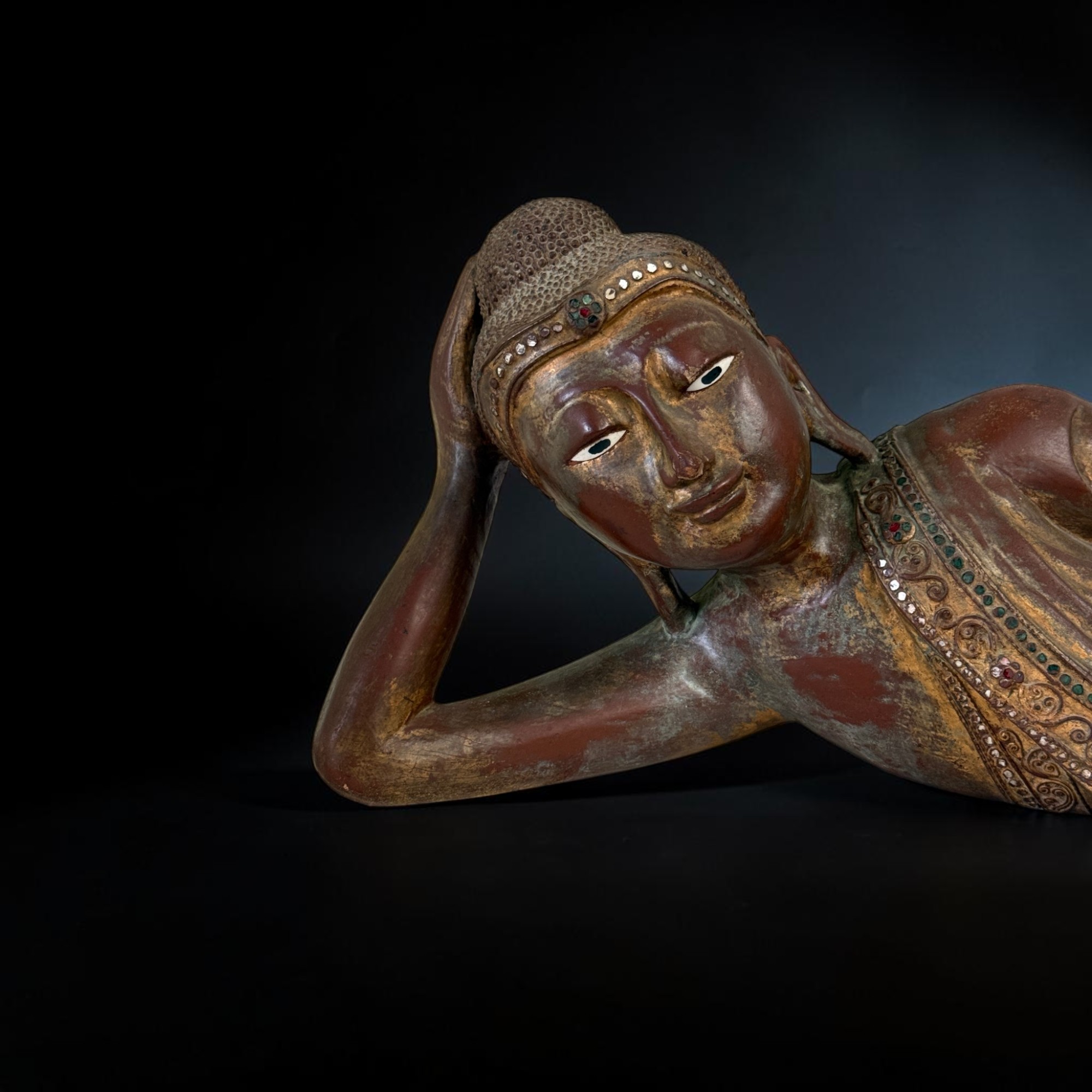 Liegender Holz Buddha aus Burma - 70cm