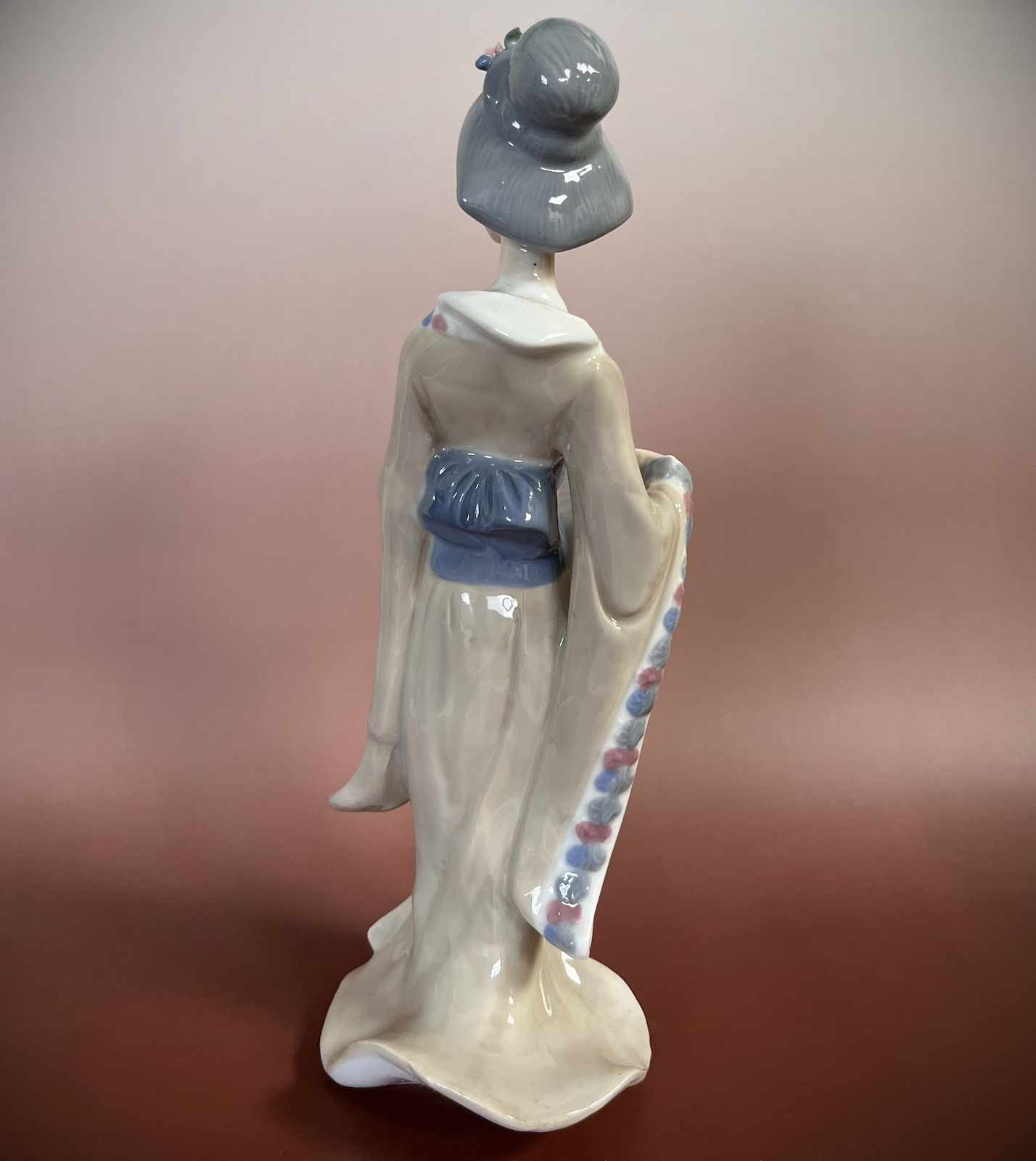 Chinesische Hofdame Porzellan Figur, Blumenschmuck