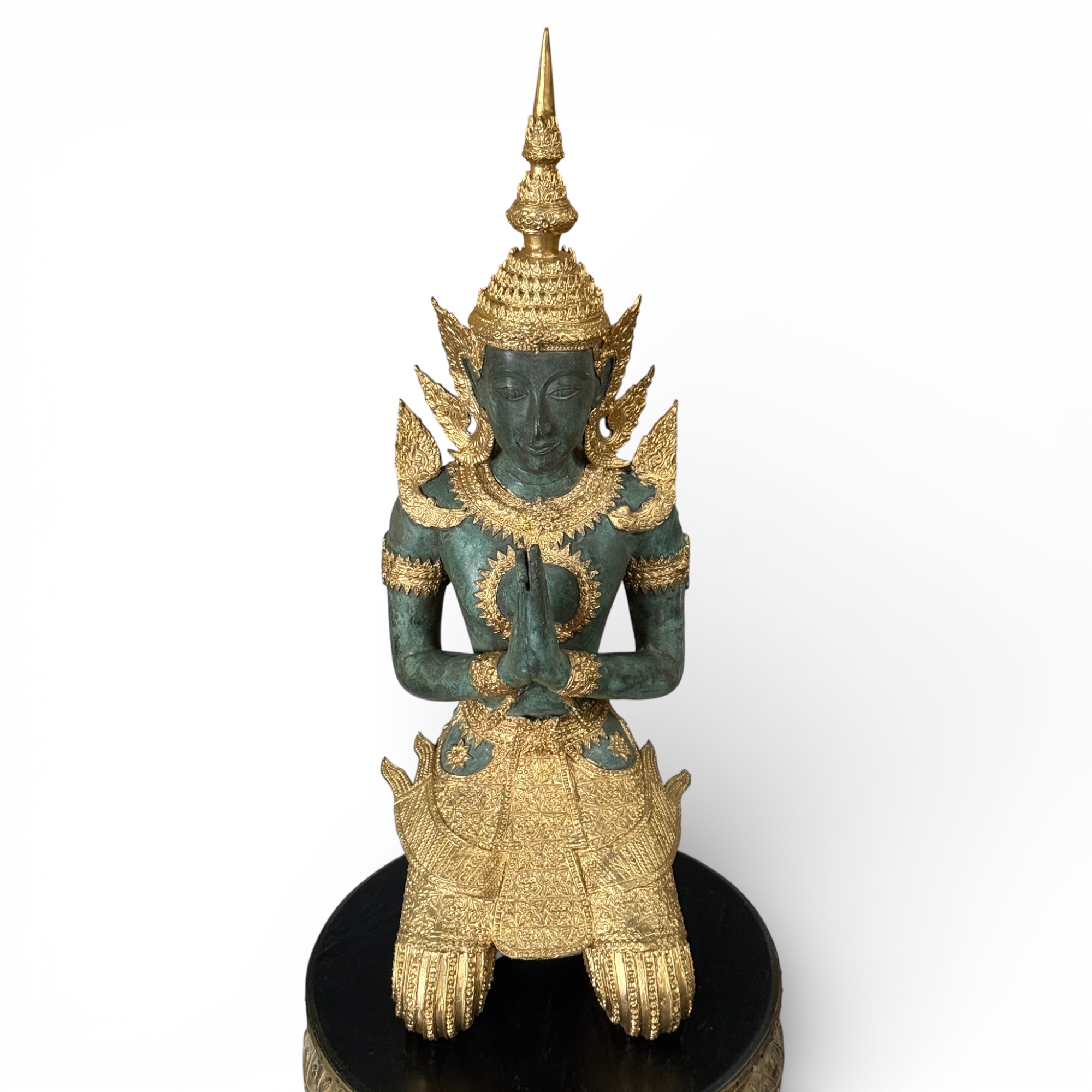 Thailändischer Tempelwächter aus Bronze auf Holzpodest