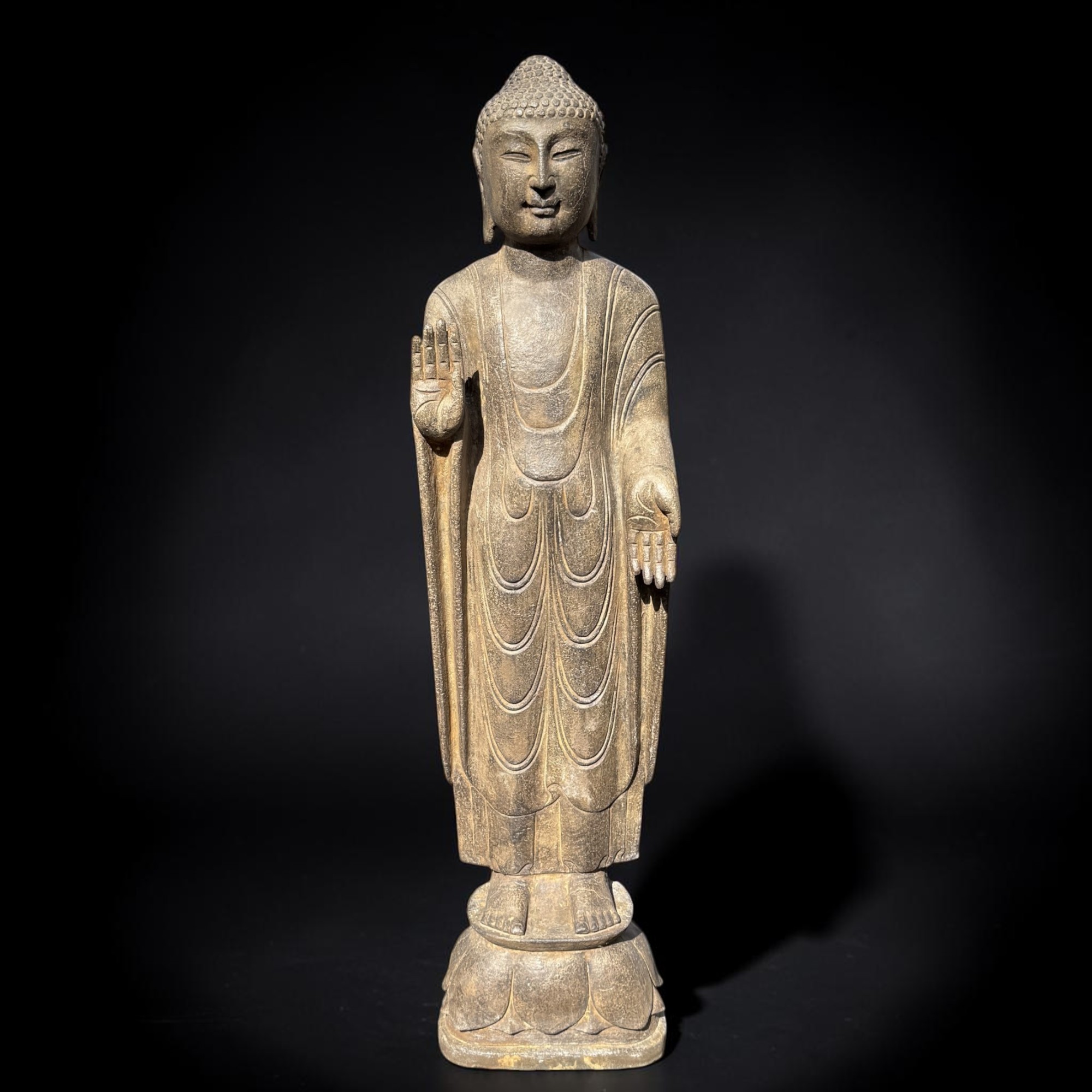 Stein Buddha 120 cm – Natursteinfigur mit Schutz- & Segnungsgeste