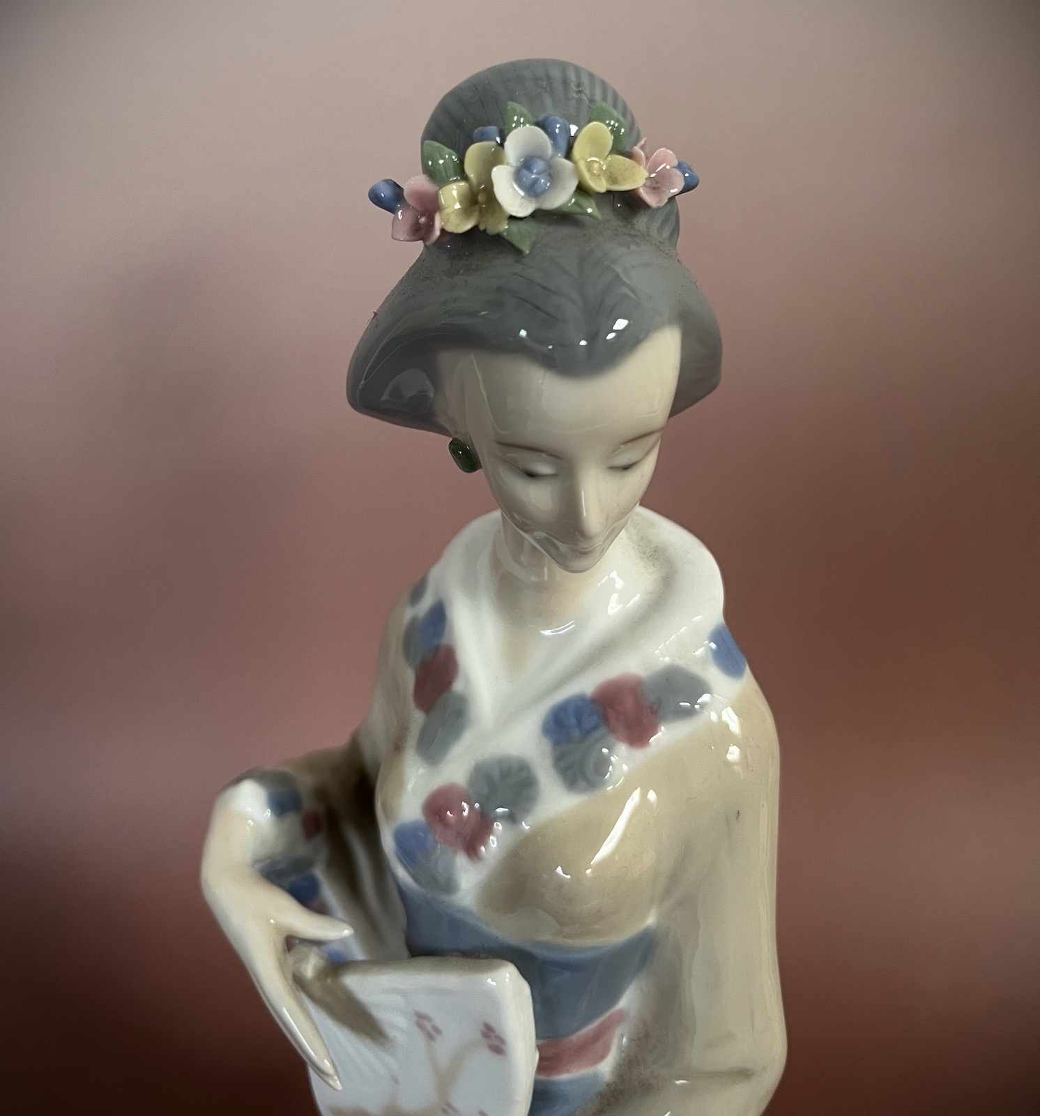 Chinesische Hofdame Porzellan Figur, Blumenschmuck