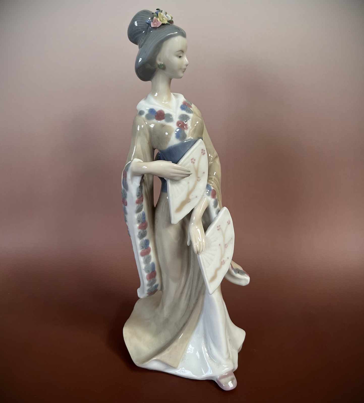Chinesische Hofdame Porzellan Figur, Blumenschmuck