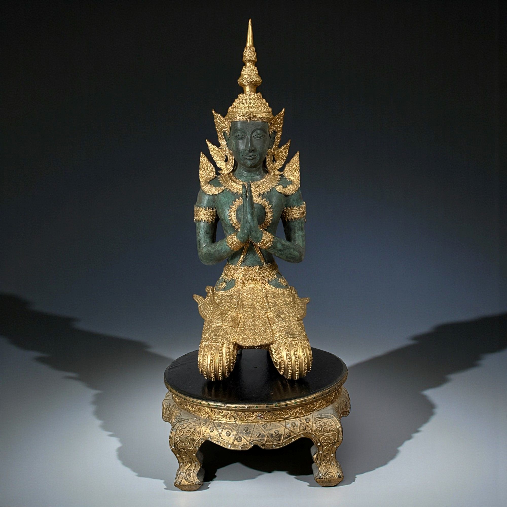 Thailändischer Tempelwächter aus Bronze auf Holzpodest