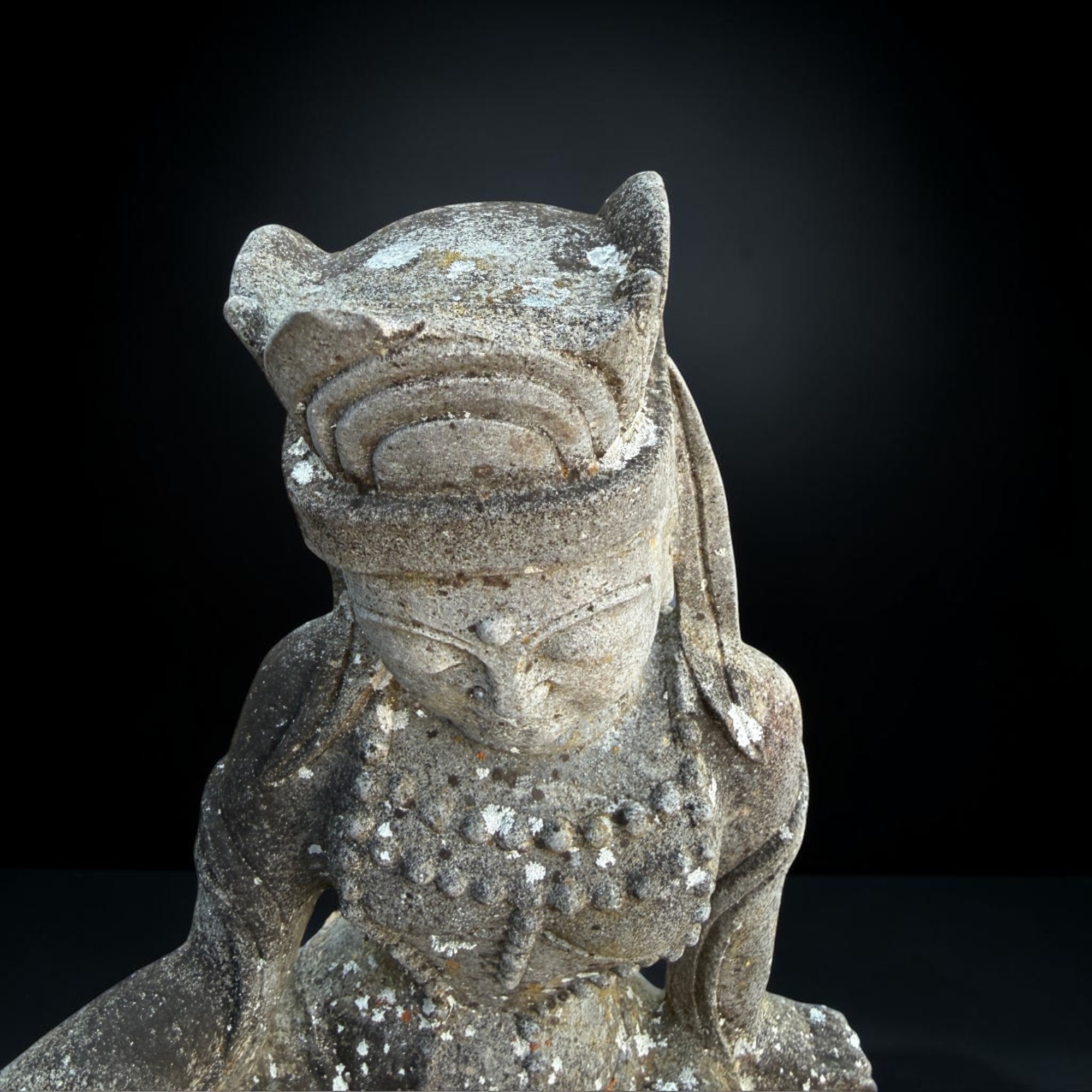 Guanyin Skulptur aus Naturstein – Alte asiatische Gartenfigur, 49 cm hoch