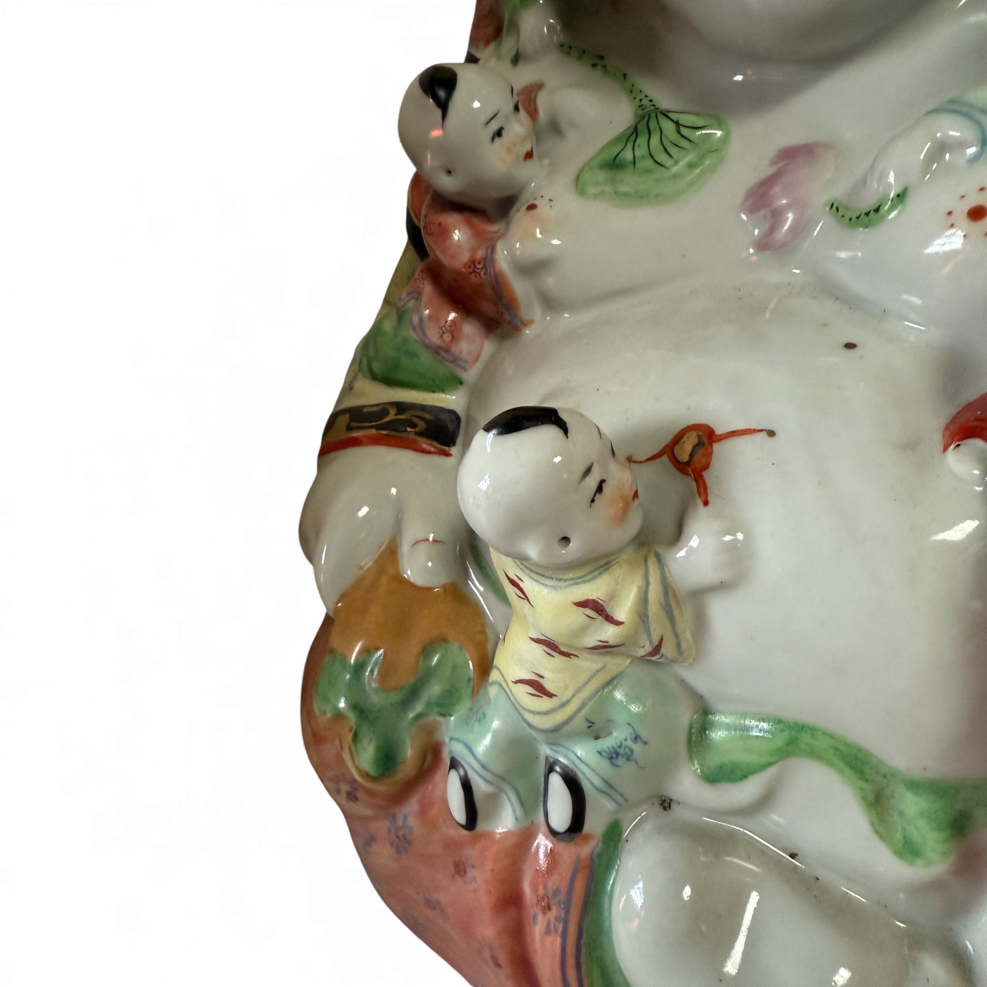 Happy Buddha mit Kindern - Porzellan Skultpur China