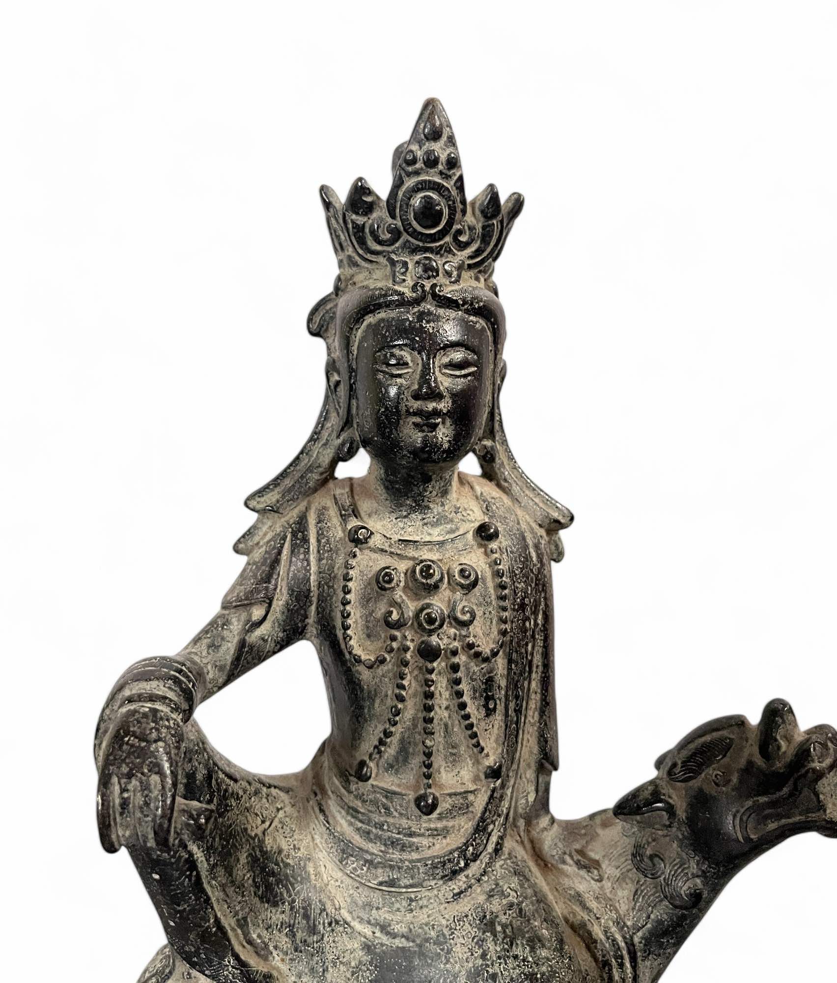 Guan Yin Skulptur auf Drachenlöwe, China Guan Yin Skulptur auf Drachenlöwe, China