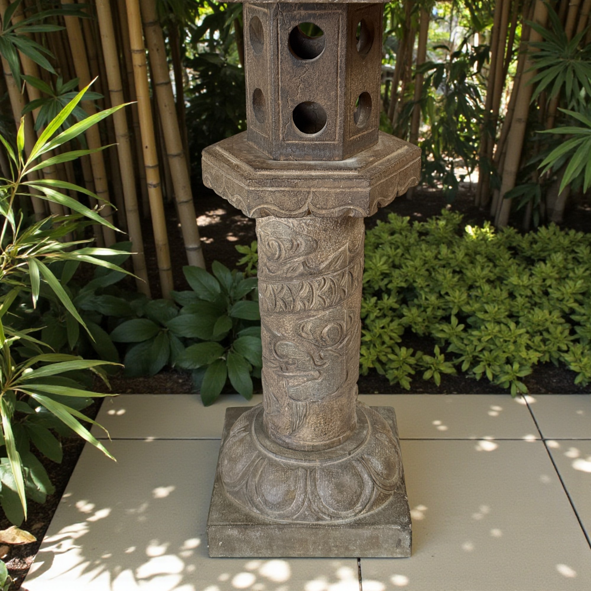 Asiatisches Geisterhaus – Steinlaterne mit Drachen umschlungen, Ahnenhaus