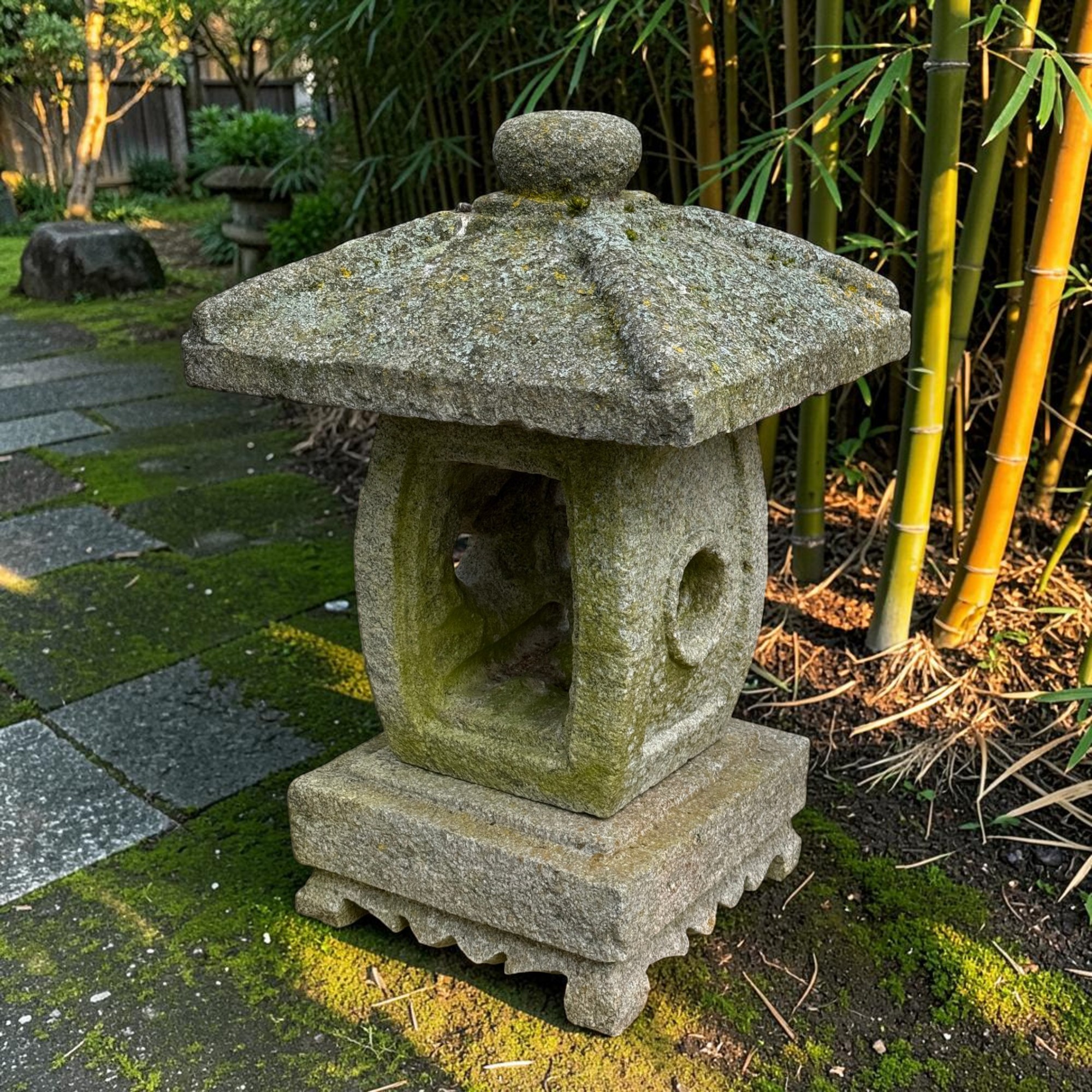 Alte Japanische Steinlaterne Granit 62cm - Ikekomi-Stil - Bemoost & Frostfest