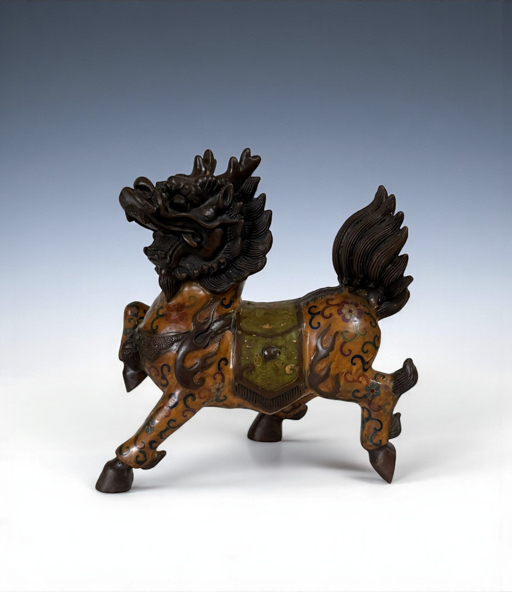 Qilin Cloisonné Bronze Figur – Glücksdrache & Wächterlöwe – Antikmarkt China/Tibet (Sichuan) – 24,5 cm