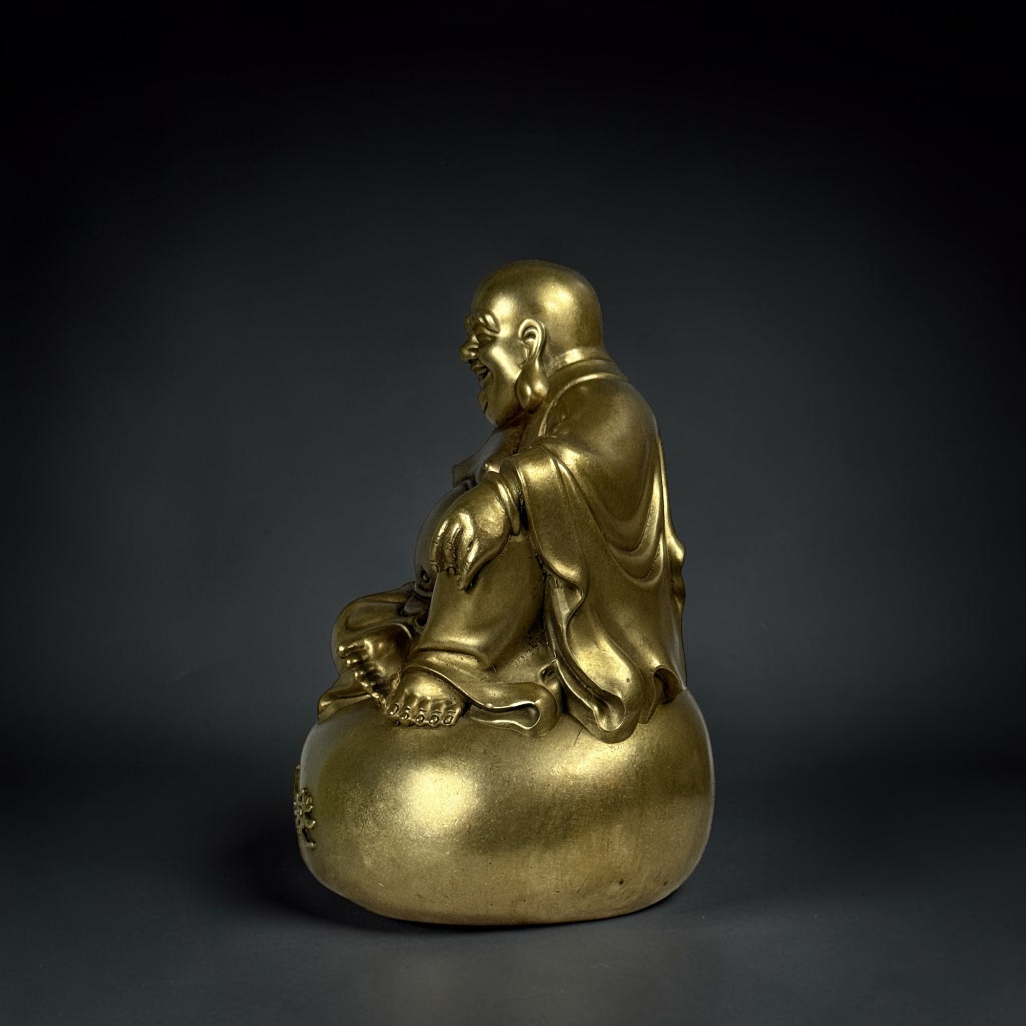 Chinesischer Reichtumsbuddha aus Bronze – Lachender Buddha Budai - Goldsack