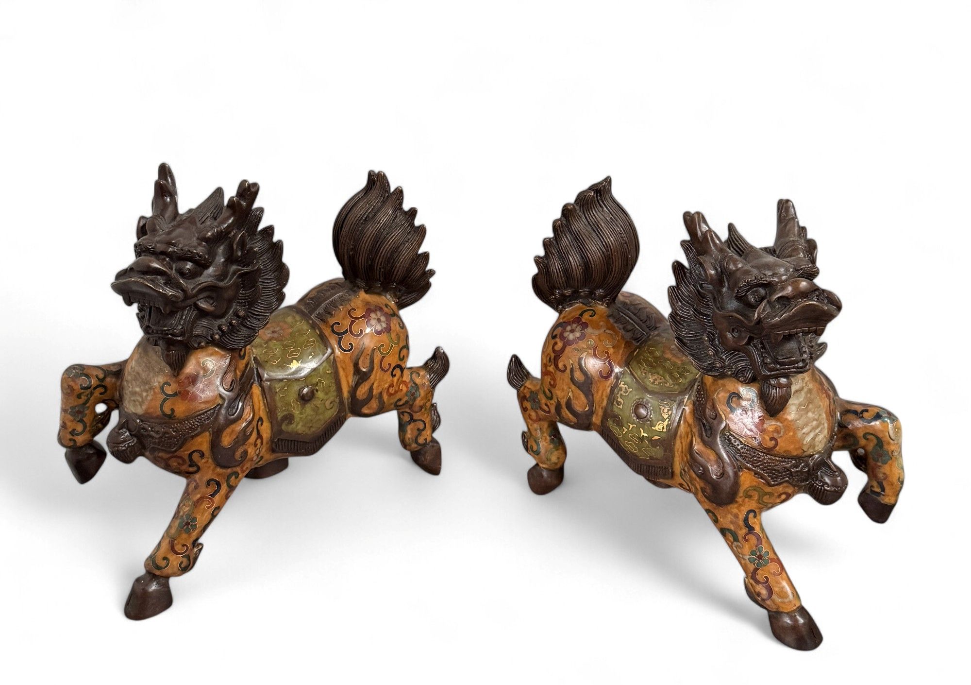 Chinesische Qilin Figuren aus Bronze / Cloisonne Skulpturen