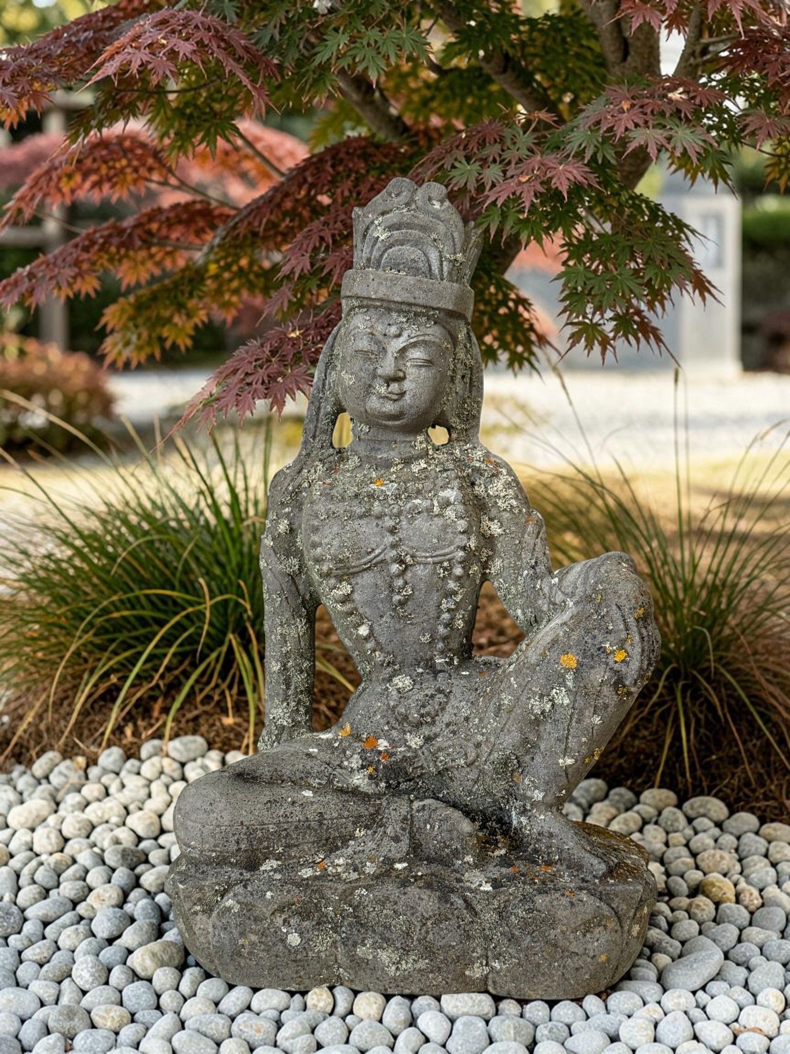 Guanyin Skulptur aus Naturstein – Alte asiatische Gartenfigur, 50 cm hoch
