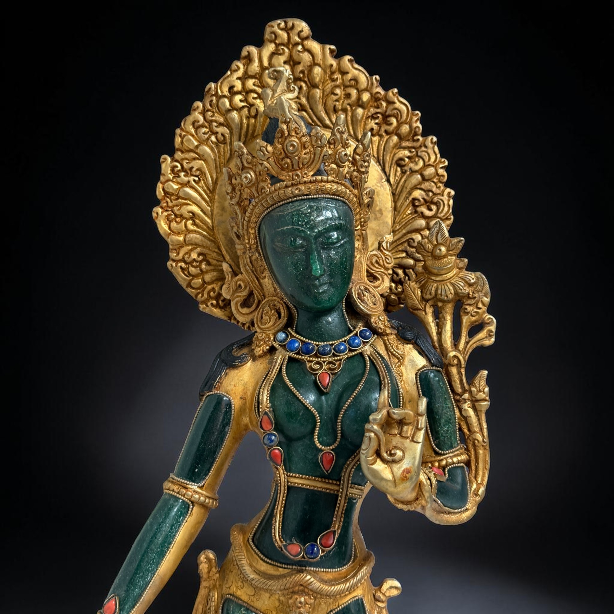 Grüne Tara Skulptur 48cm | Bronze feuervergoldet | Aventurin & Edelstein Besatz