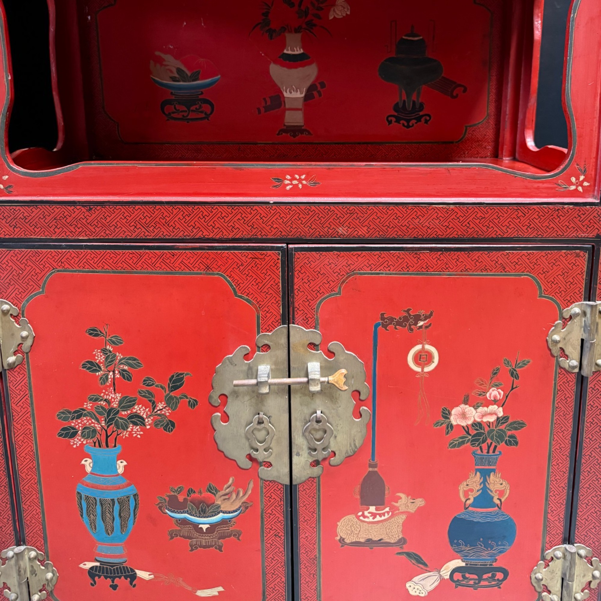 Chinesischer Alterschrank mit Bemalung - 96 cm groß