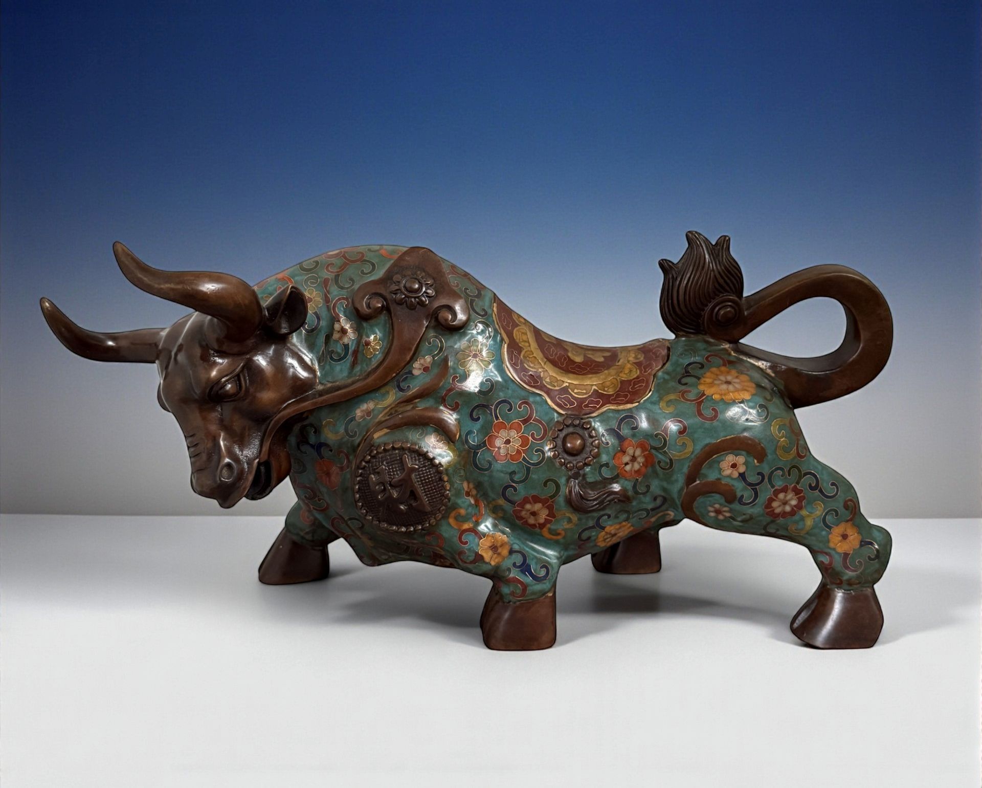 Bronze Büffel Skulptur – Chinesisches Tierkreiszeichen mit Cloisonné