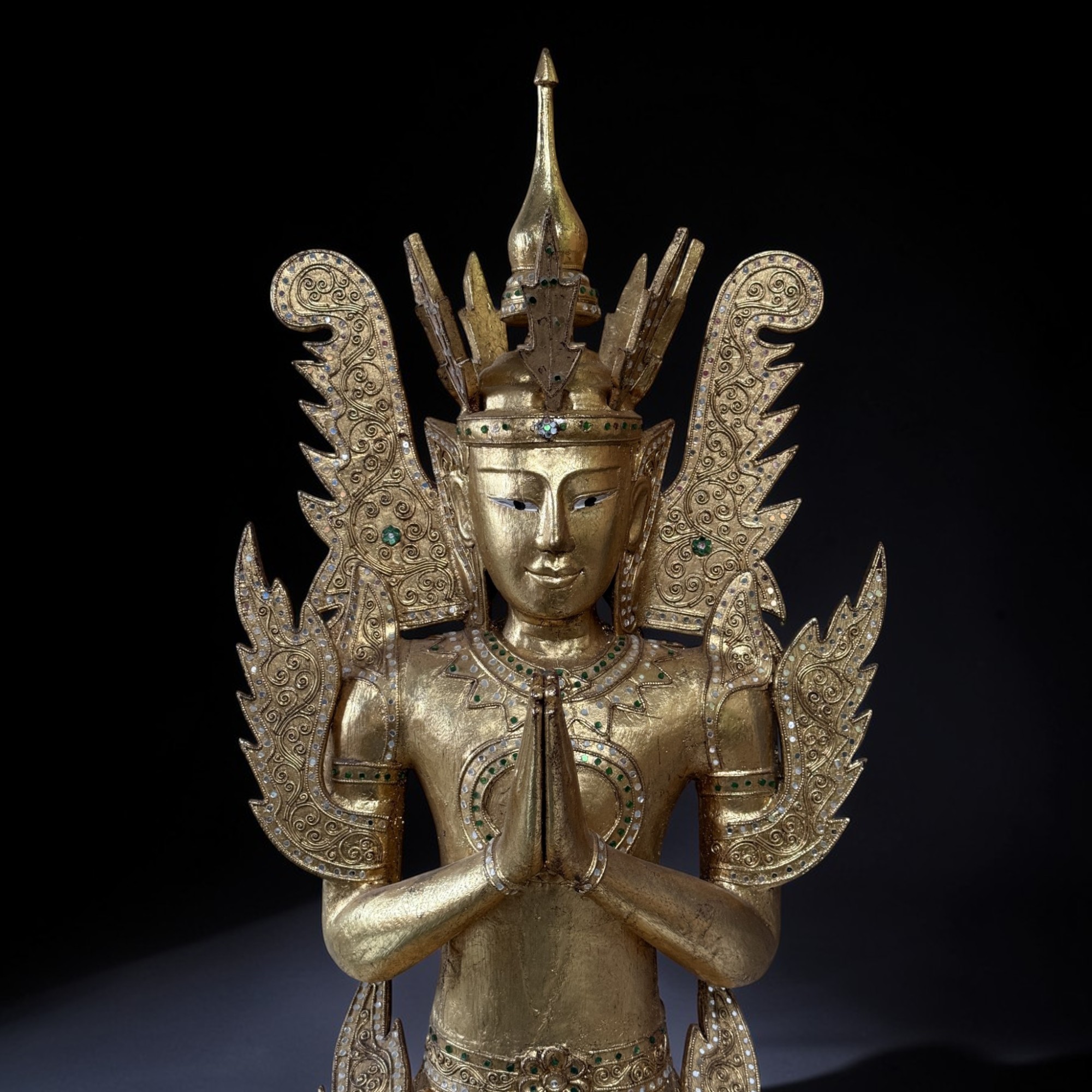 Prachtvoller Teppanom Tempelwächter aus Thailand – 95 cm Holzfigur mit Blattgold