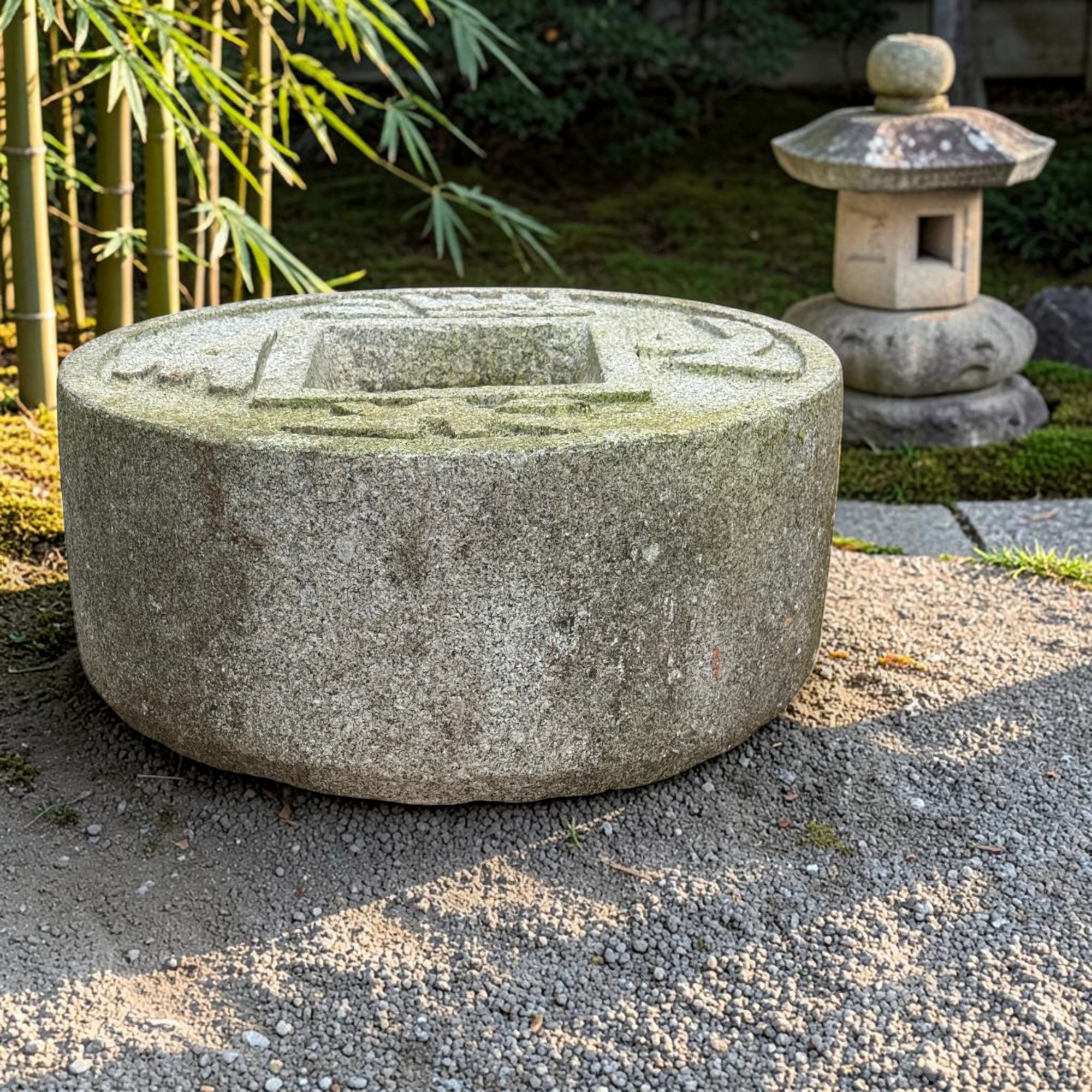 Altes Japanisches Tsukubai Steinbecken Granit - Zen-Münzbecken - 45cm Bemoost