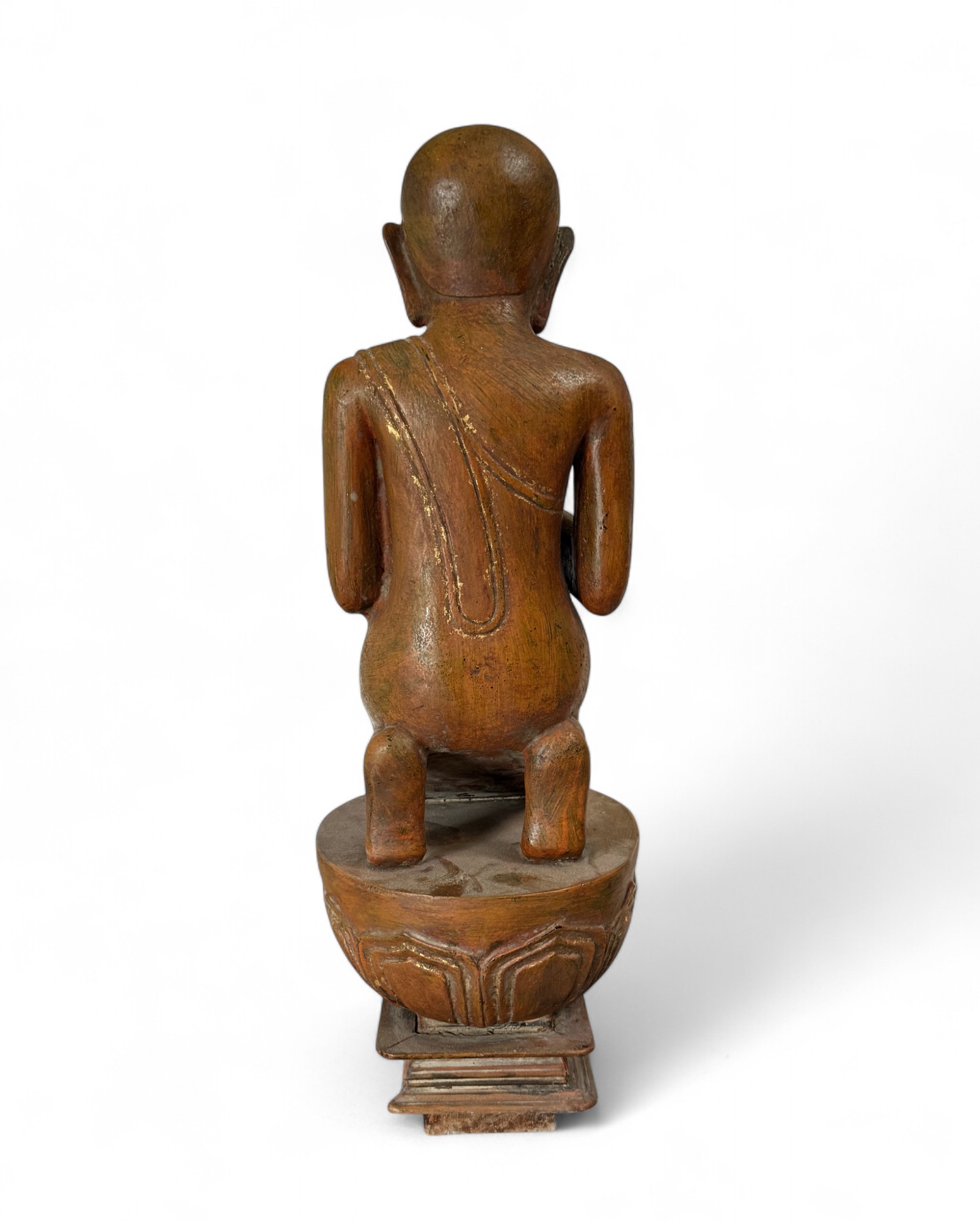 Burmesische Holzskulptur Moggallana – buddhistische Figur mit Restvergoldung