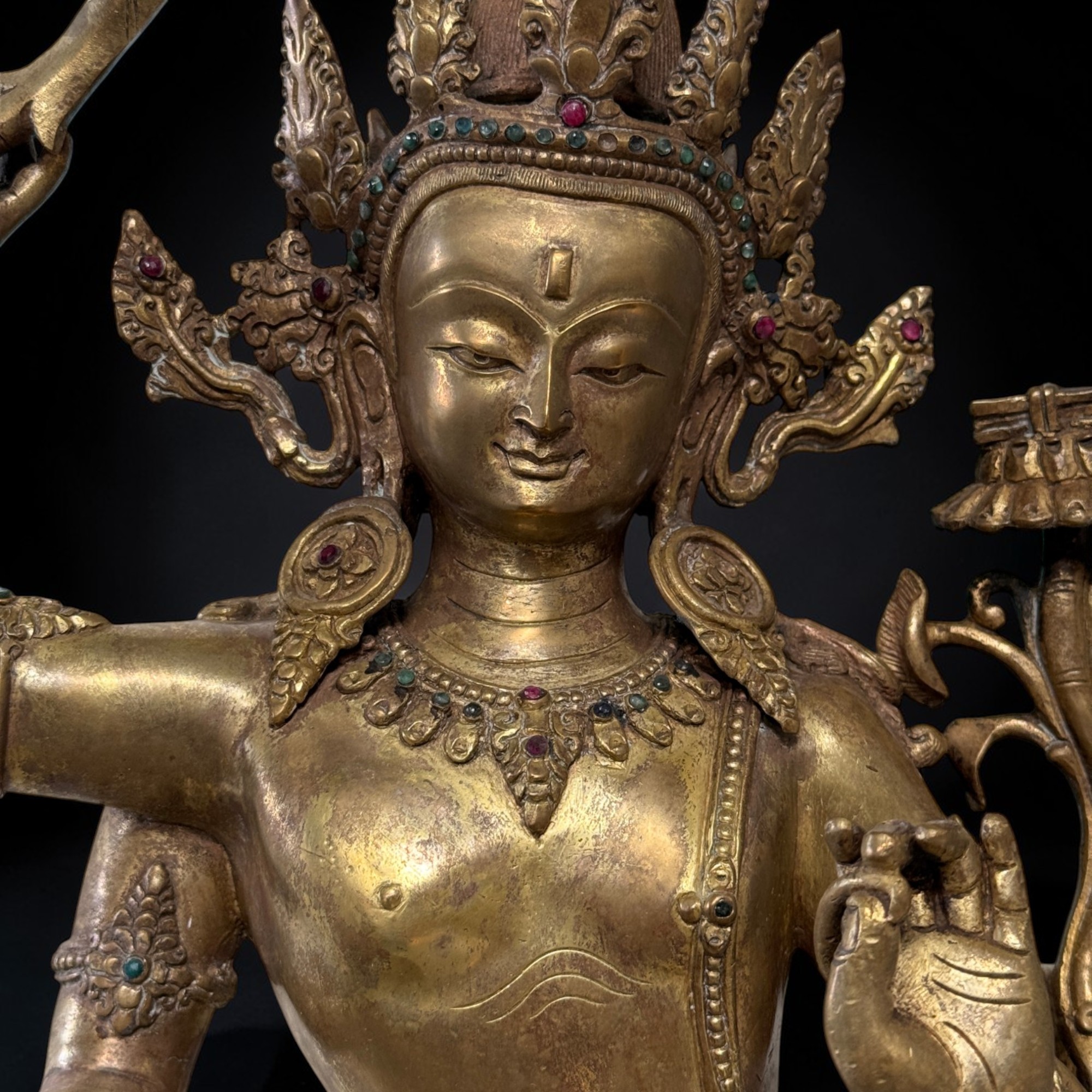 Vergoldete Manjsuhri Statue Bodhisattva mit Rubin & Türkis