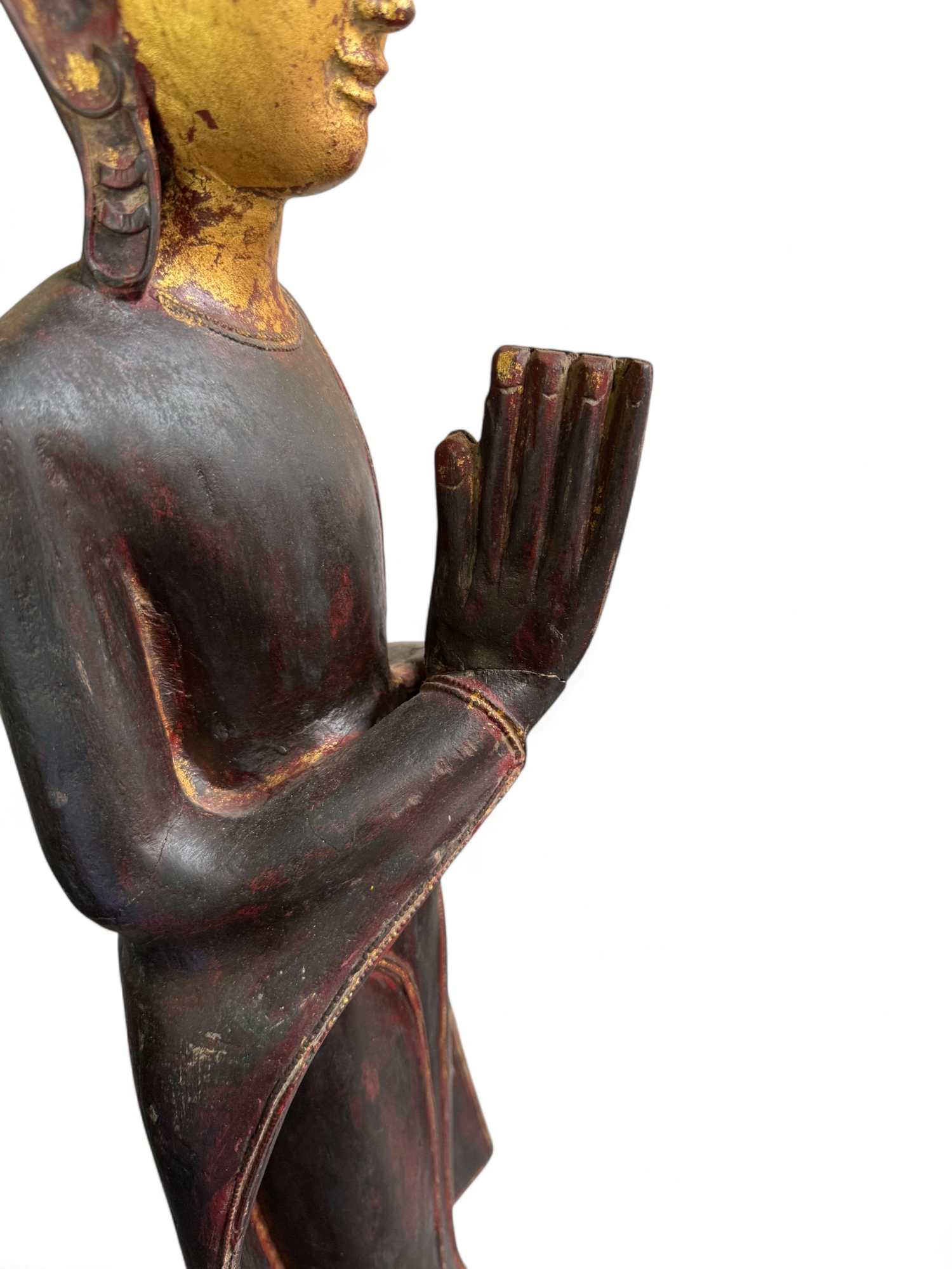 Buddha Adorant aus Burma – Teakholz, ca. 1900, vergoldet, 90 cm