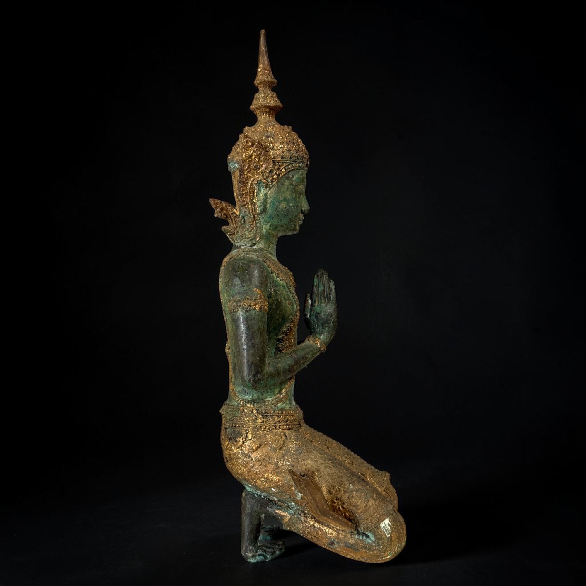 Thailändischer Tempelwächter Bronze Figur mit Namaste Mudra, alte Patina