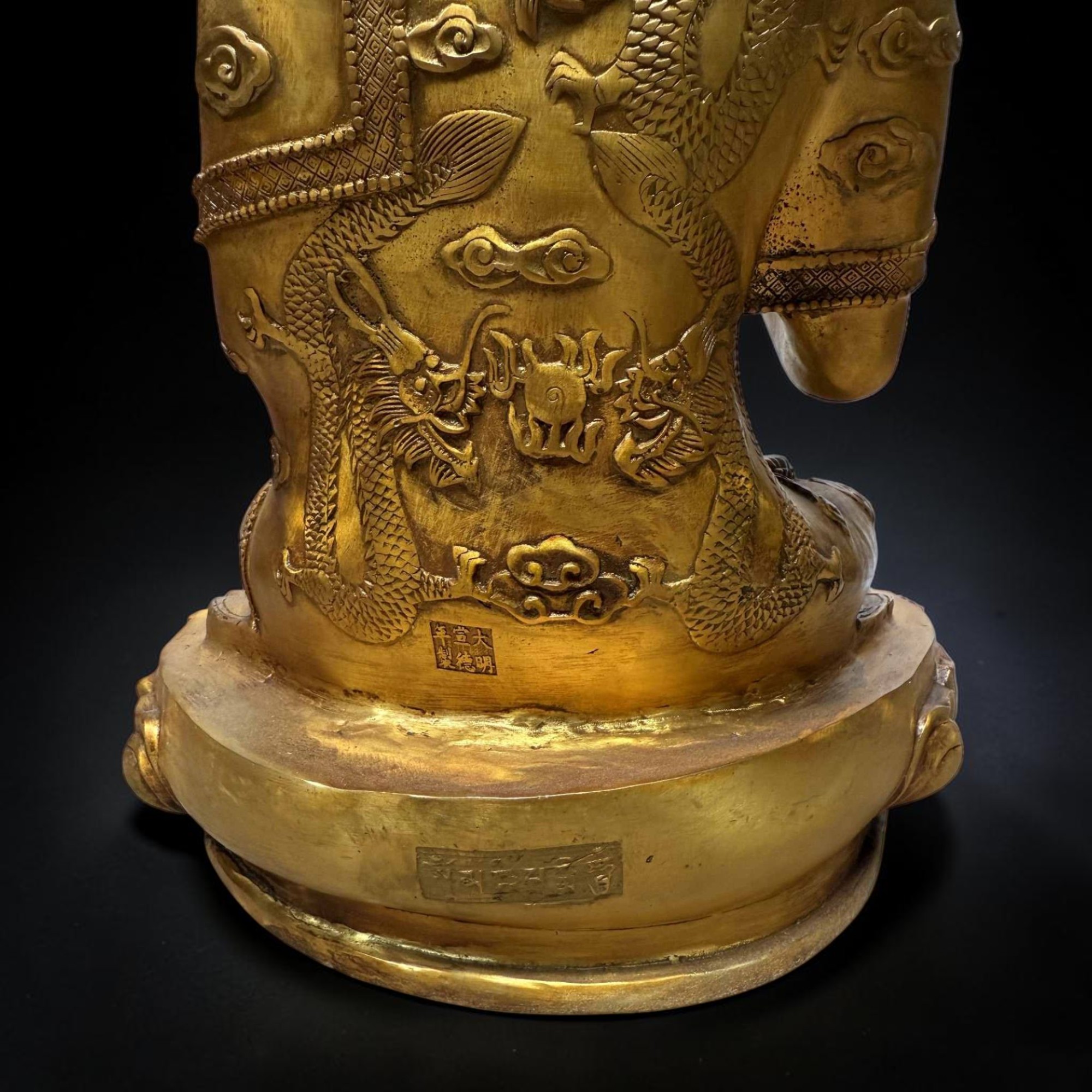 Bronze-Buddha 44 cm – Schutzgeste & Drachen – Sichuan China