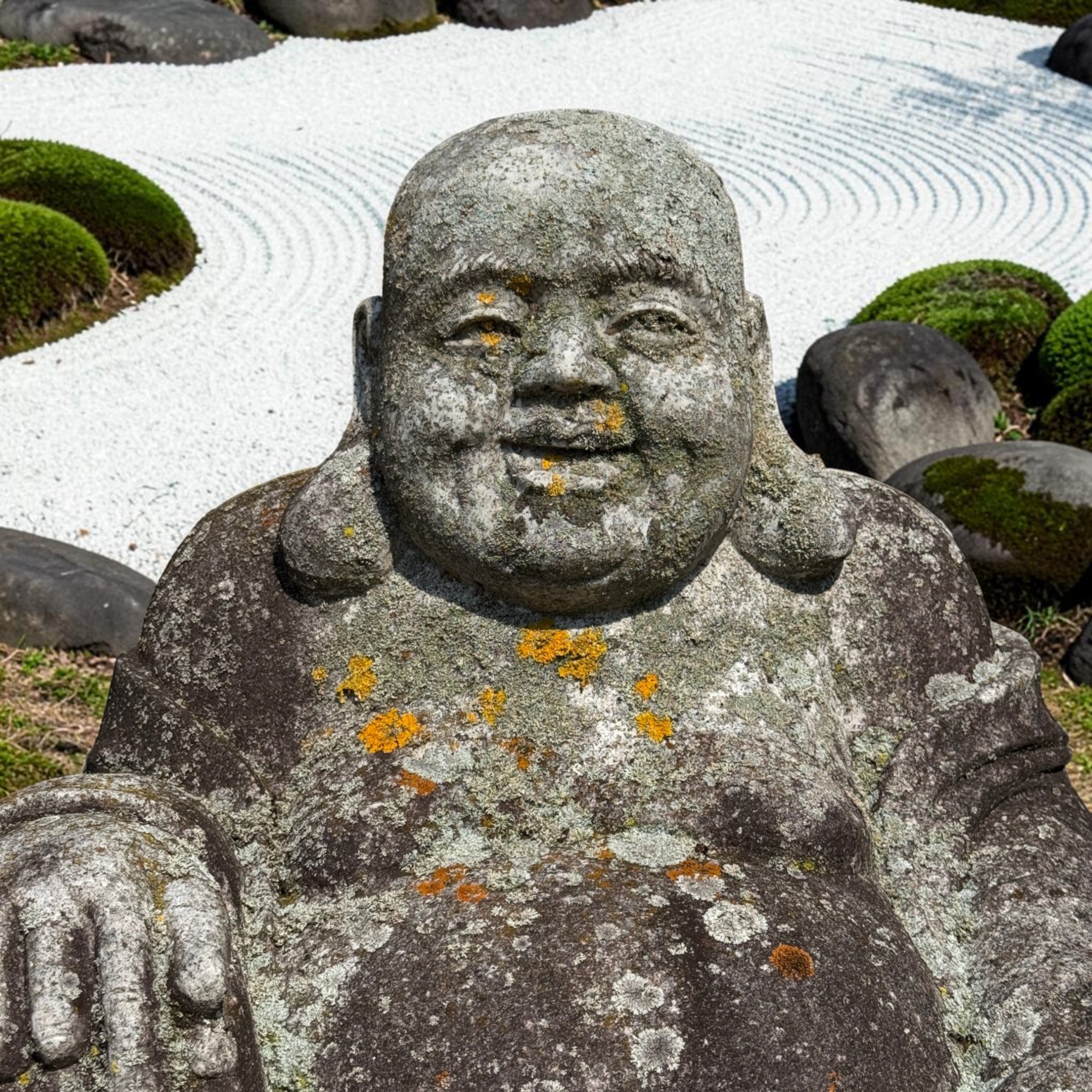 Happy Buddha aus Granit - Alte Steinfigur Gartenfigur