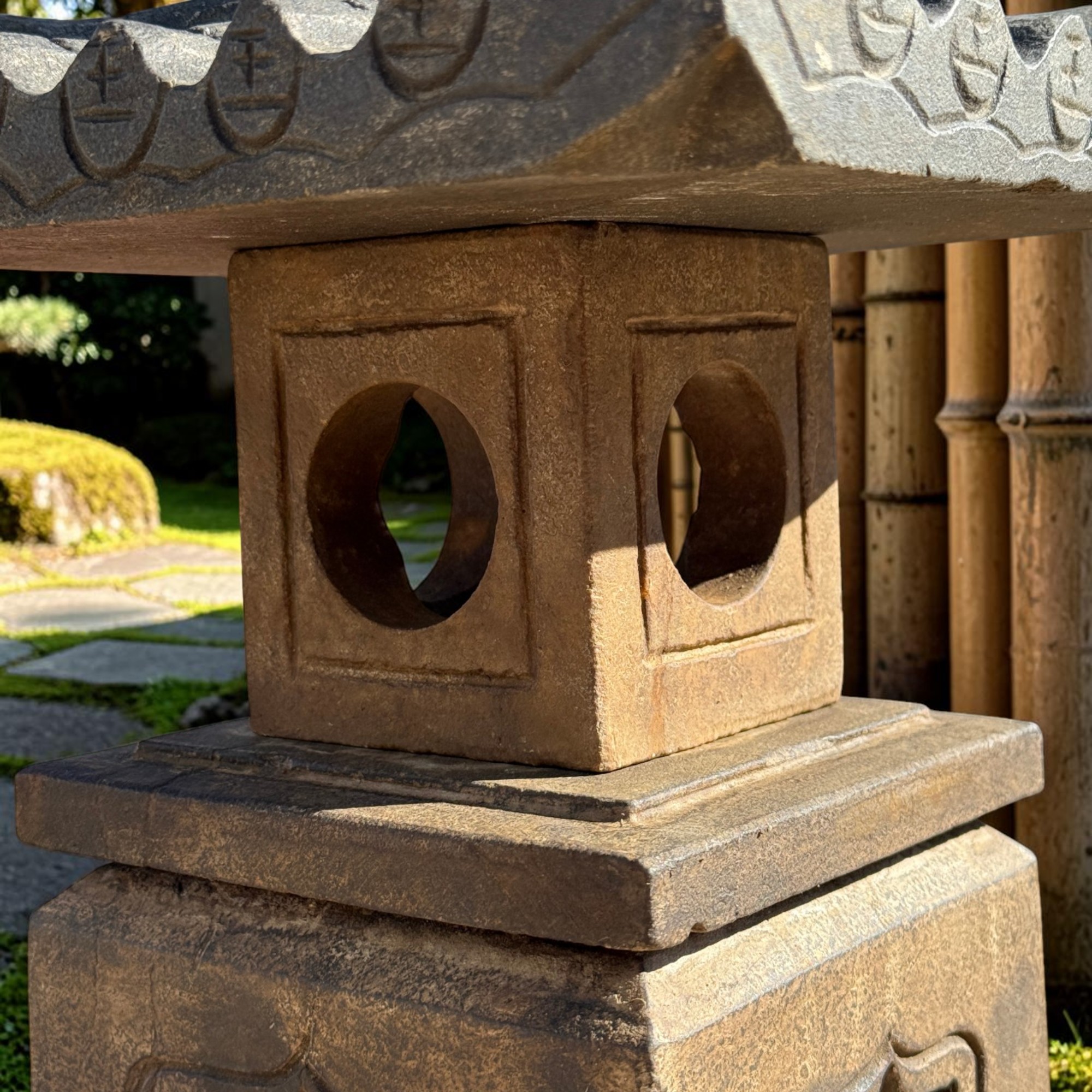 Geisterhaus, chinesische Steinlaterne, Ahnenhaus - Totenhaus Naturstein
