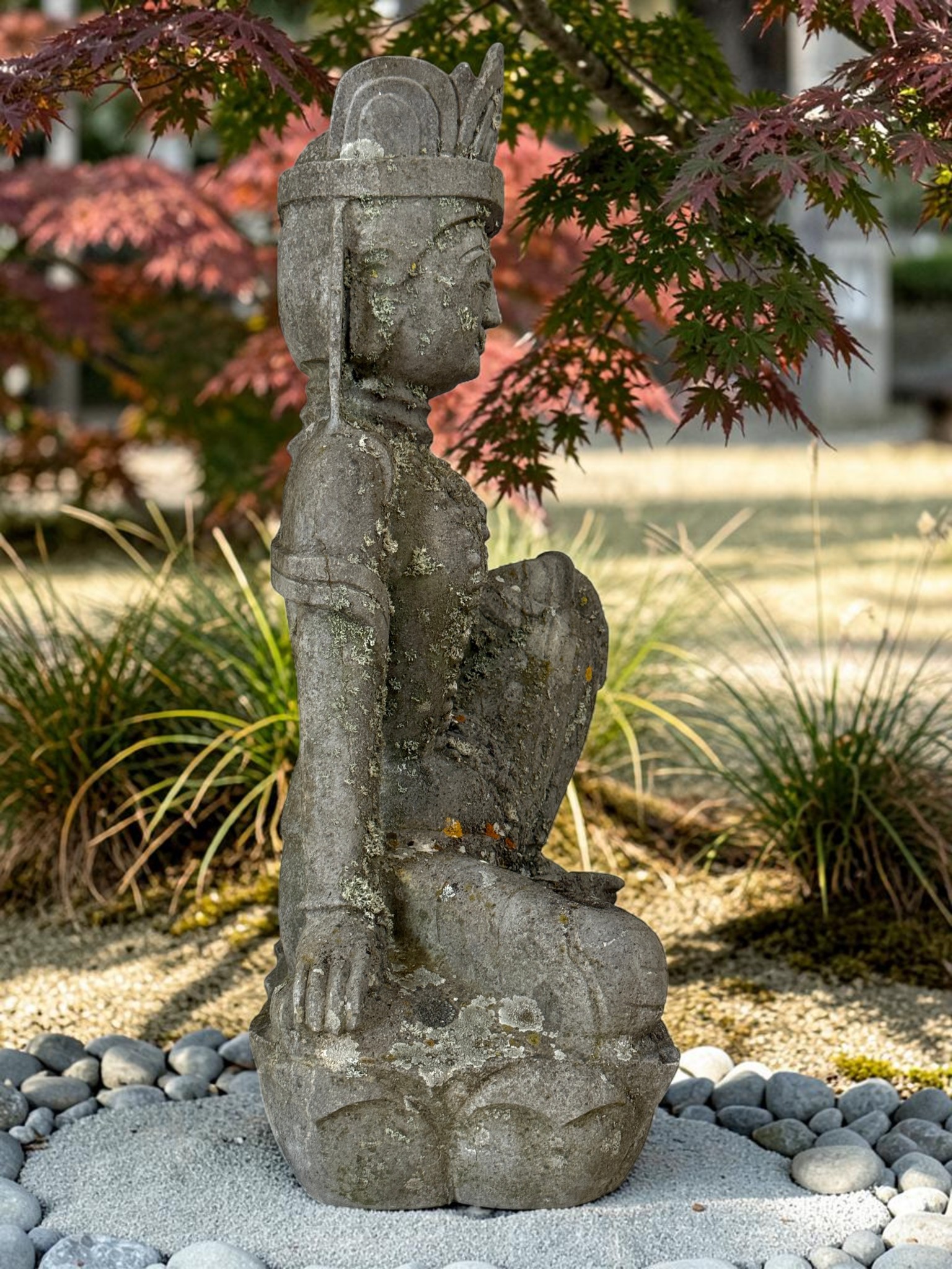Guanyin Skulptur aus Naturstein – Alte asiatische Gartenfigur, 50 cm hoch