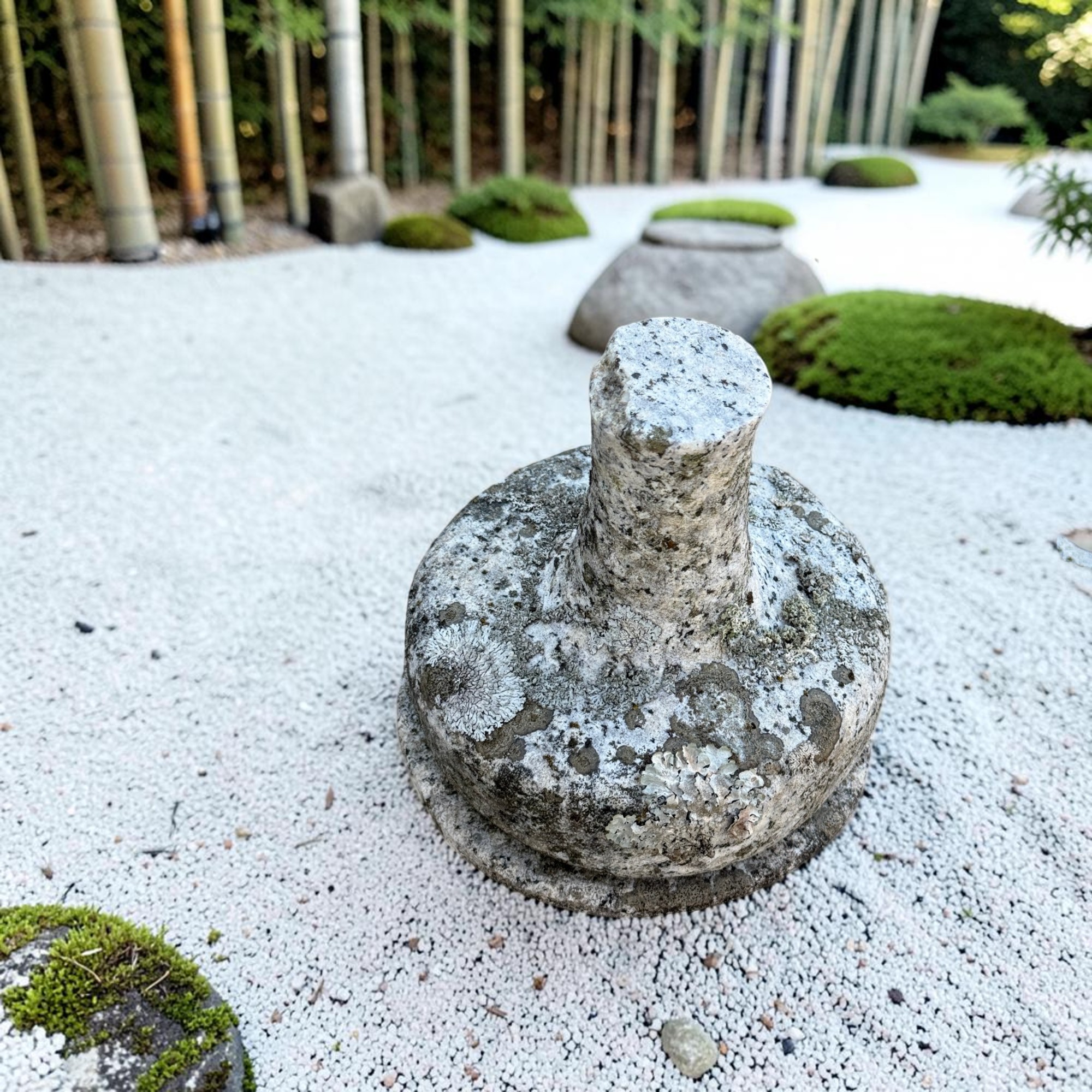 Alte japanische Steinlaterne aus Granit mit Patina - 65 cm