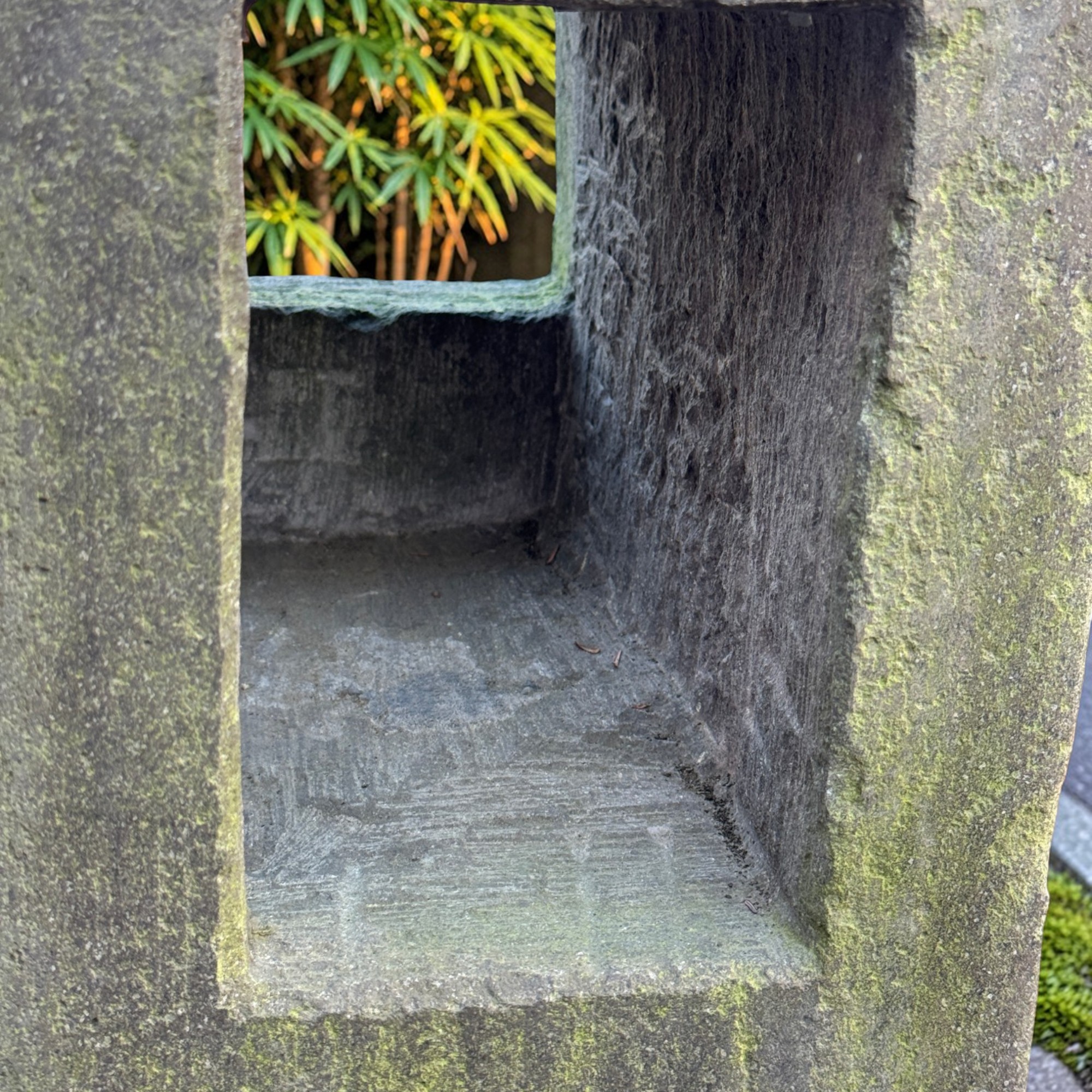 Japanische Steinlaterne mit Inschrift - datiert auf 1902