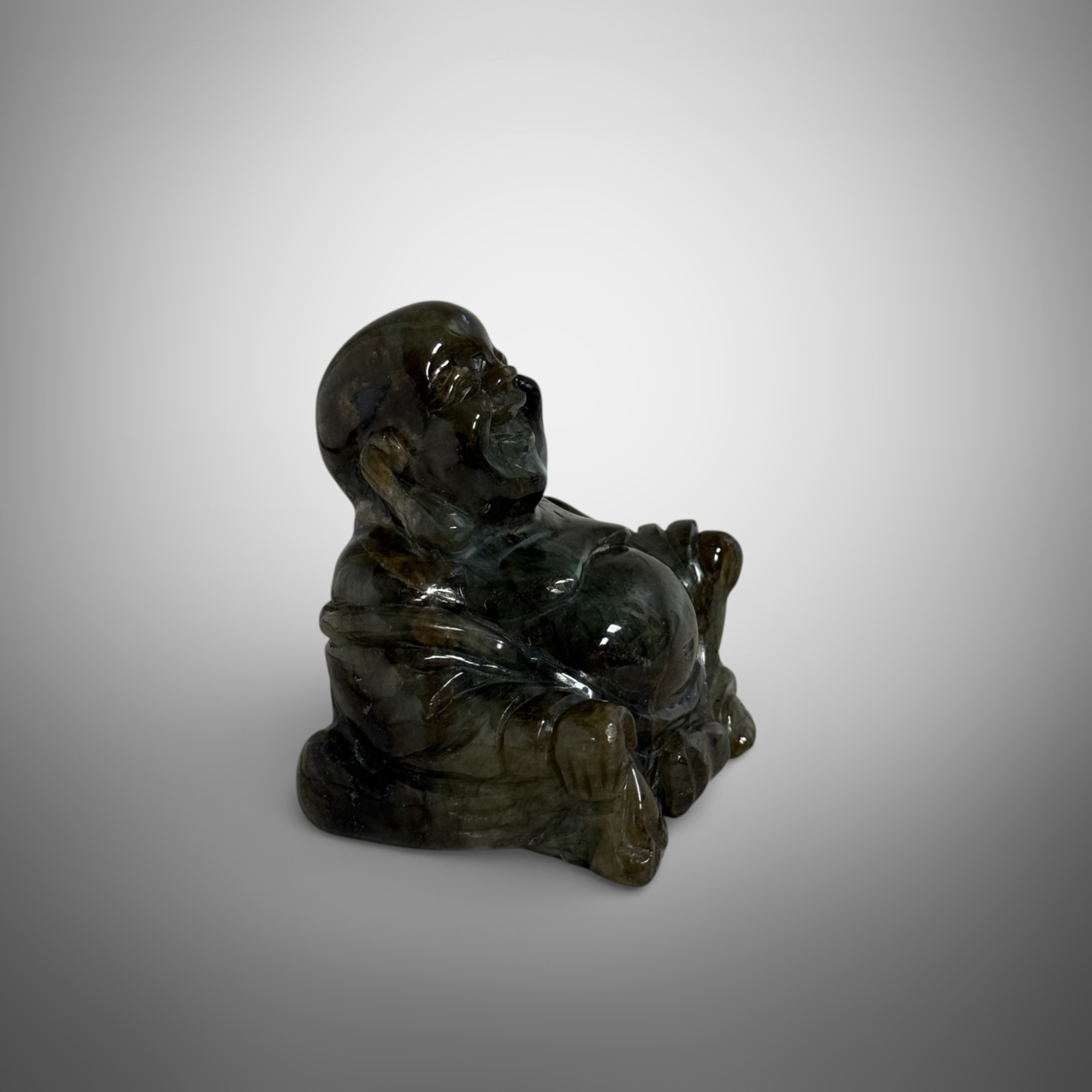 Happy Budai aus Labradorit – Glücksbuddha Edelstein Skulptur