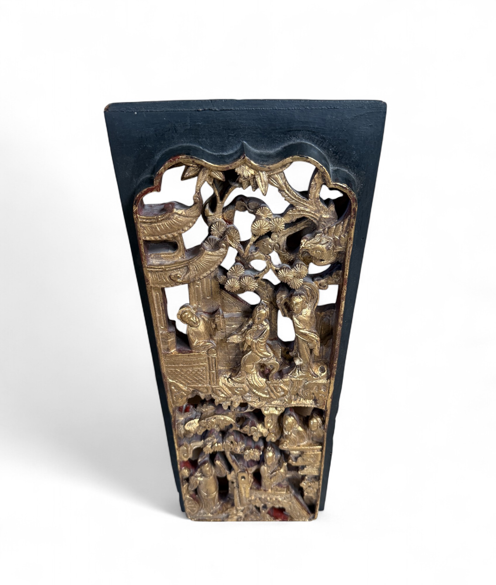 Chinesisches Holzrelief mit Restvergoldung – geschnitzte Wanddekoration Chinesisches Holzrelief mit Restvergoldung – geschnitzte Wanddekoration