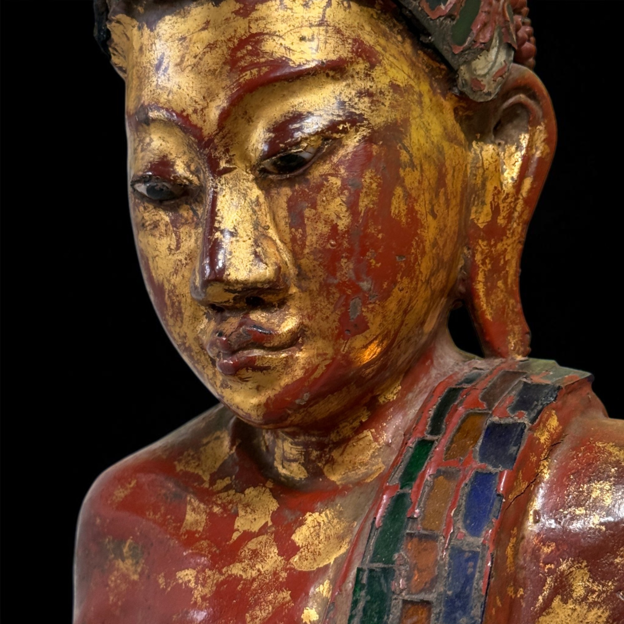 Stehender Buddha aus Holz, Burma, Rotlack, Restvergoldung, Glasmosaik, 114 cm