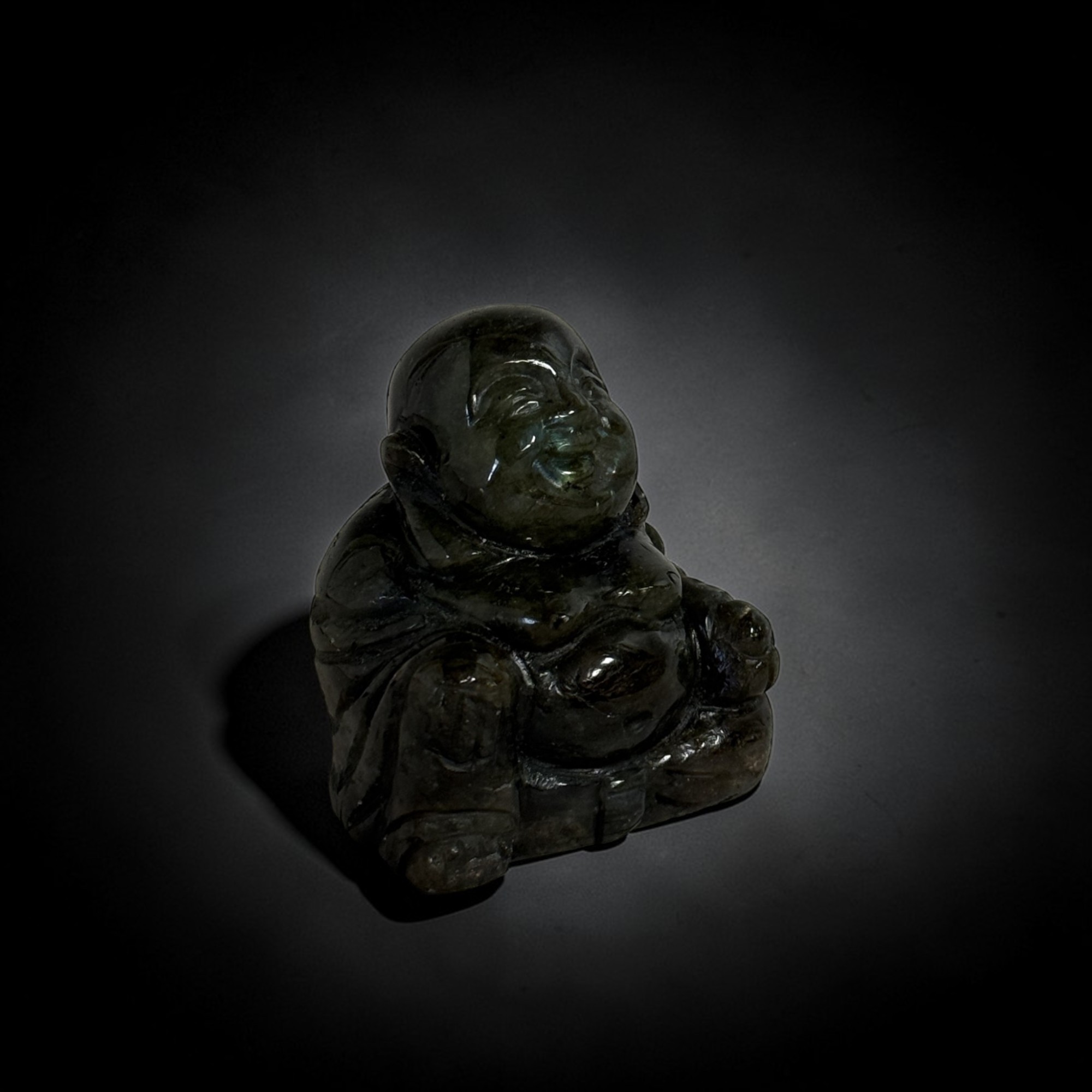 Happy Budai aus Labradorit – Glücksbuddha Edelstein Skulptur