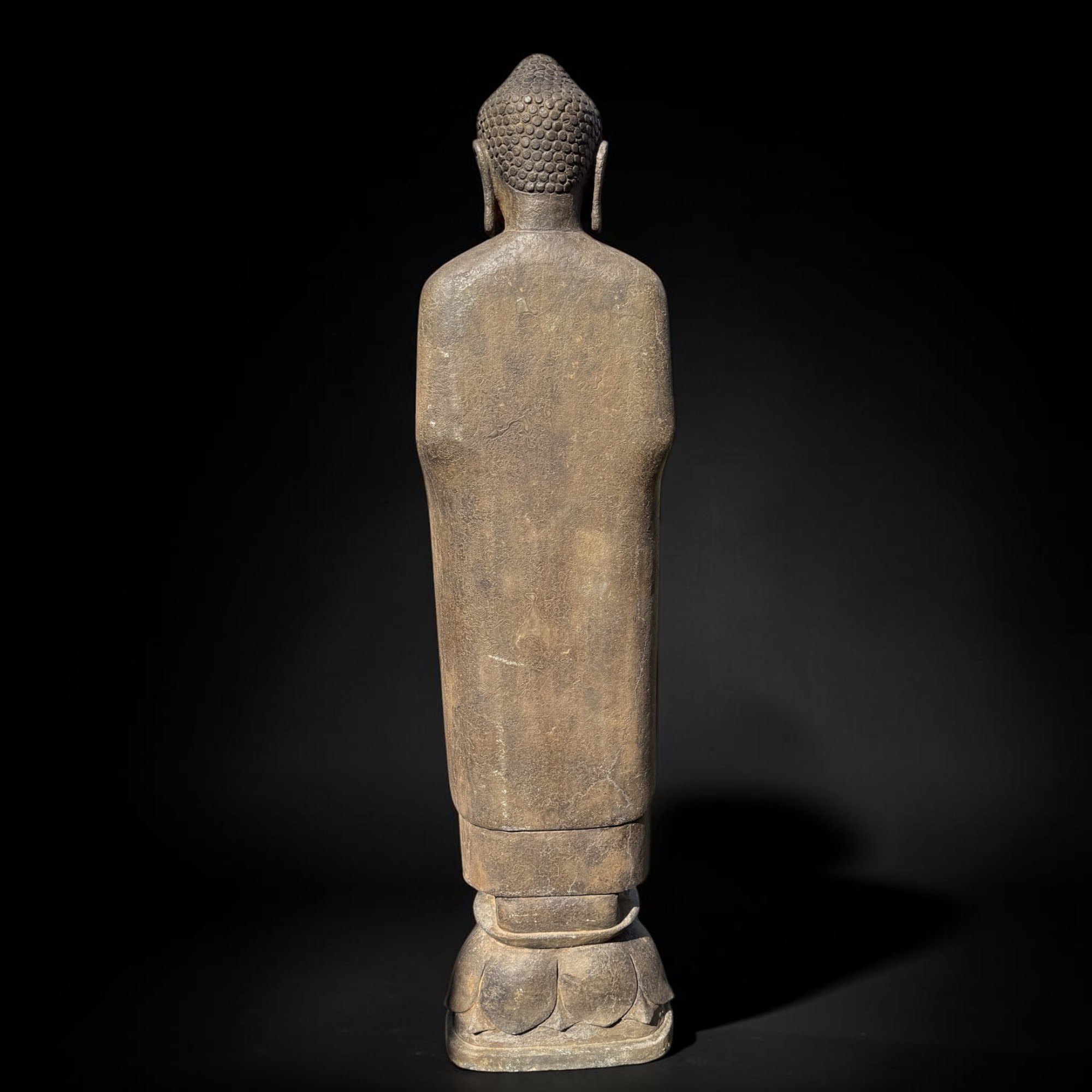 Stein Buddha 120 cm – Natursteinfigur mit Schutz- & Segnungsgeste