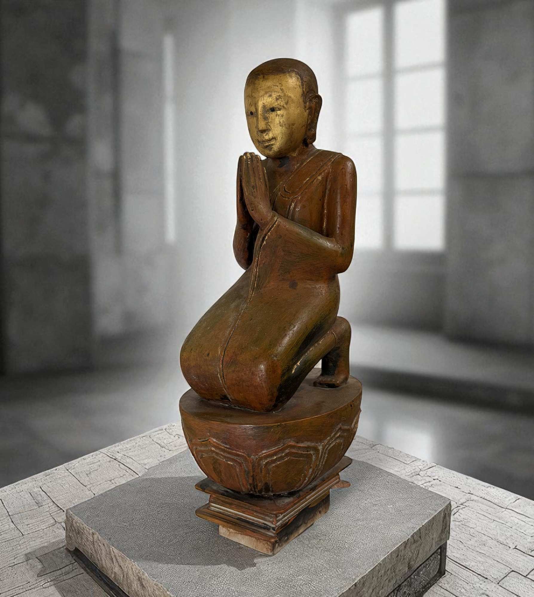 Burmesische Holzskulptur Moggallana – buddhistische Figur mit Restvergoldung