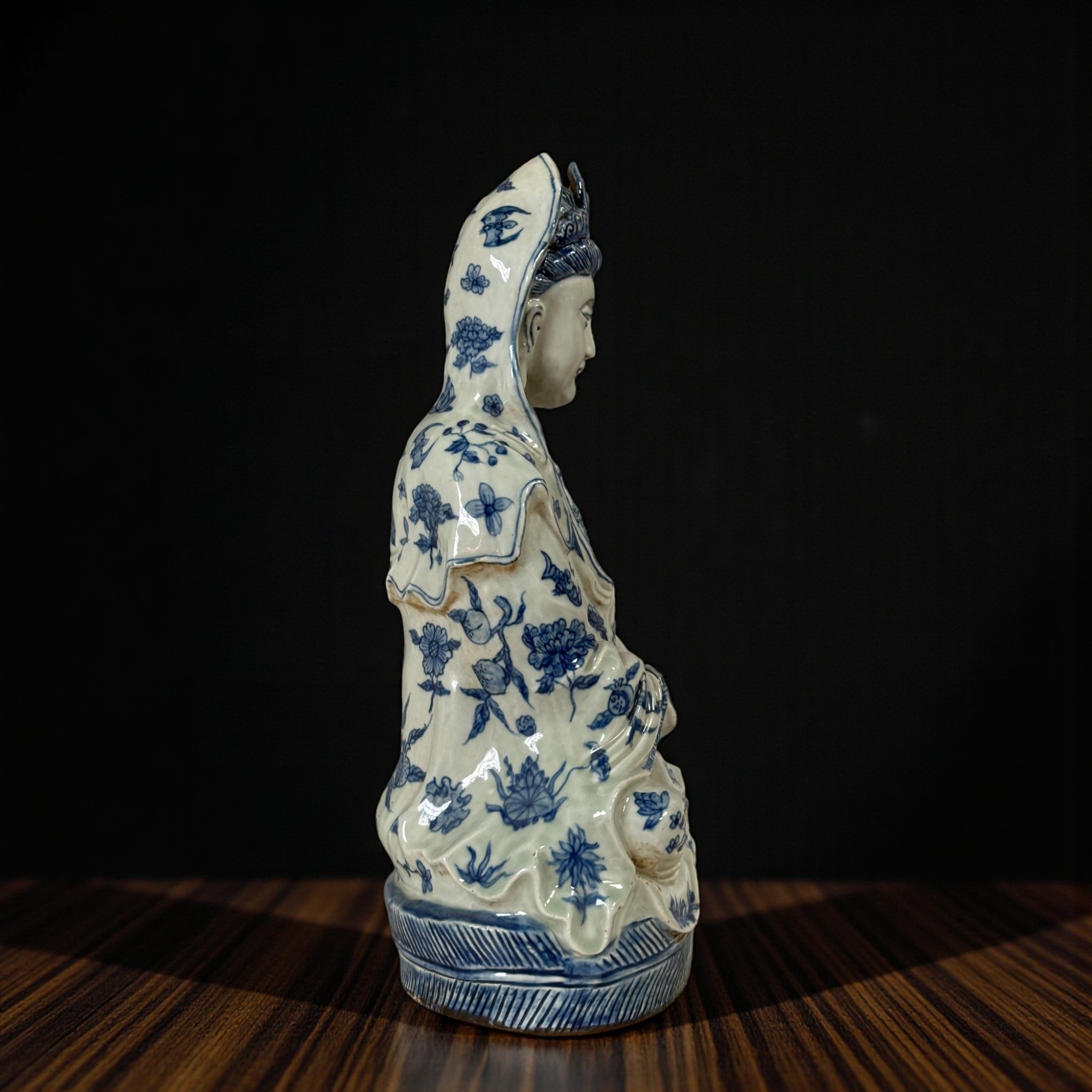 Chinesische Porzellan Guanyin Skulptur aus Sammlernachlass
