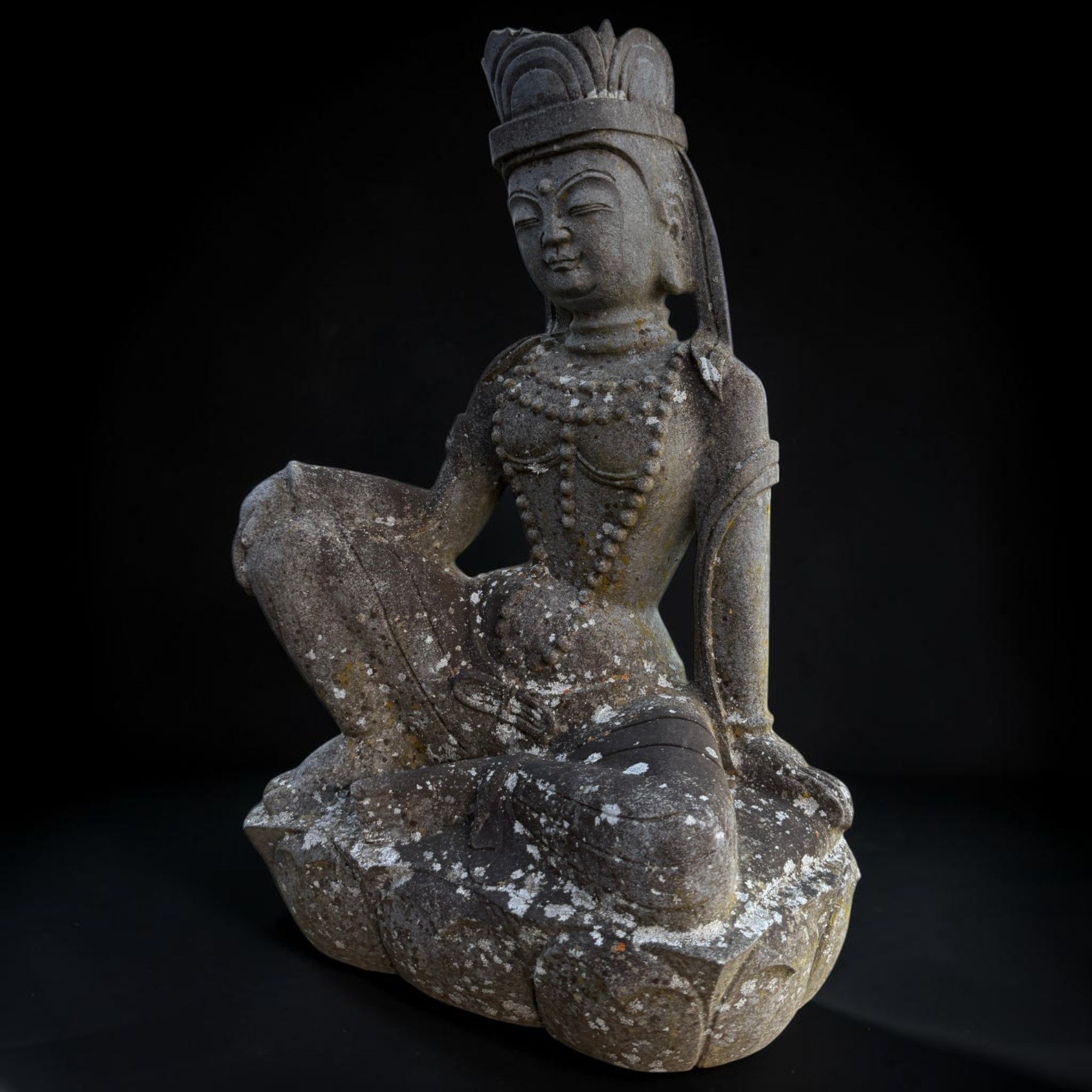 Guanyin Skulptur aus Naturstein – Alte asiatische Gartenfigur, 49 cm hoch