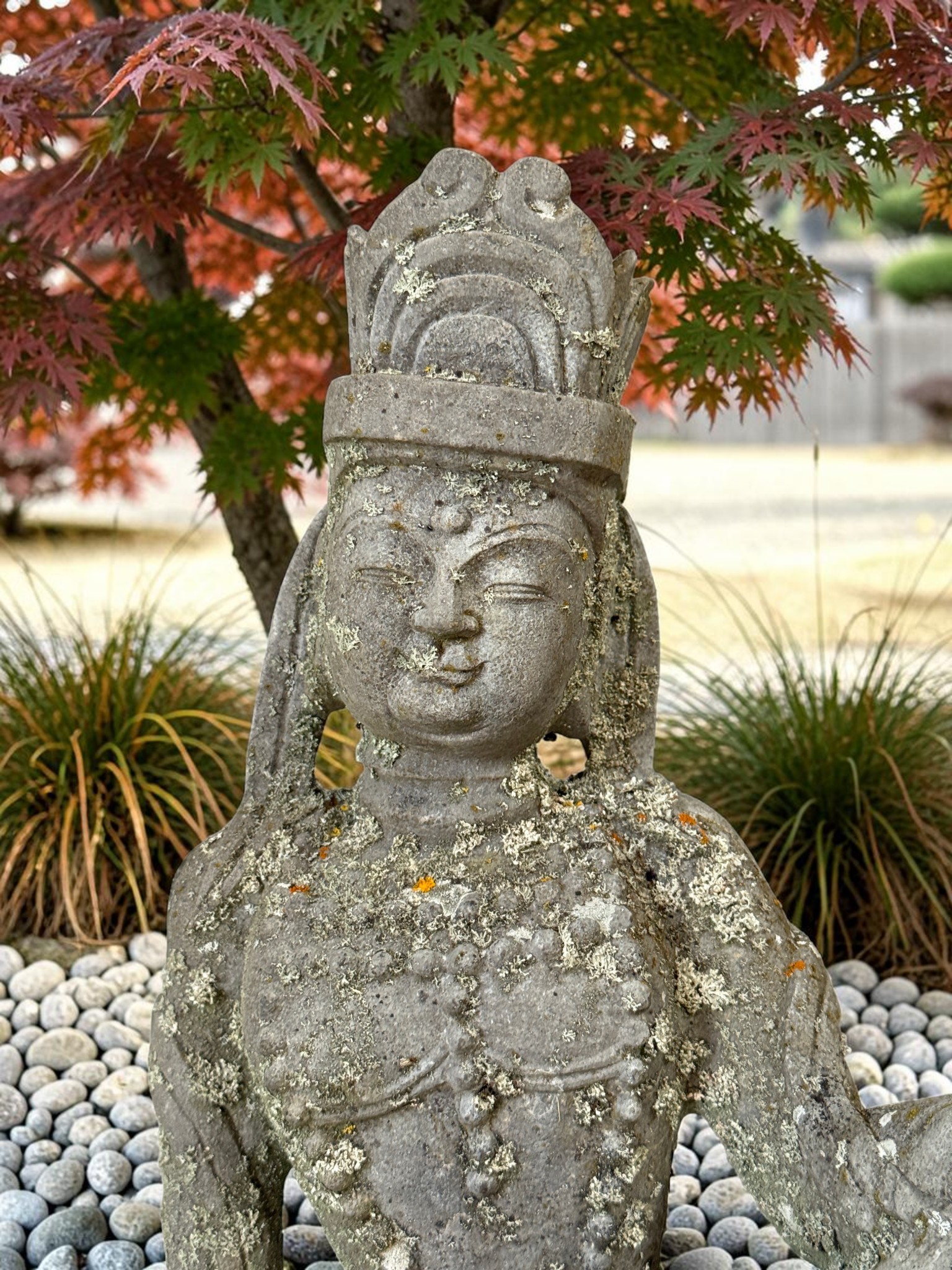 Guanyin Skulptur aus Naturstein – Alte asiatische Gartenfigur, 50 cm hoch